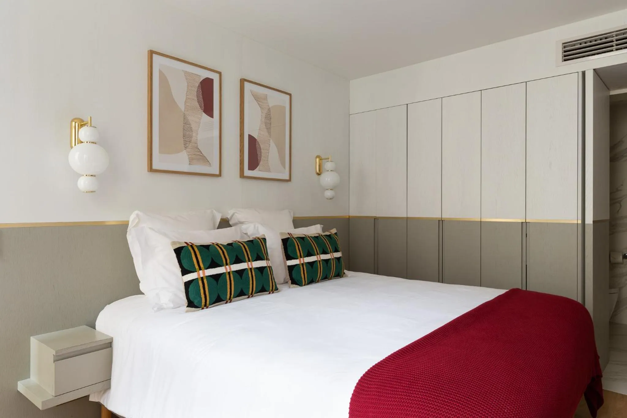 Bed in HIGHSTAY - Luxury Serviced Apartments - Place Vendôme