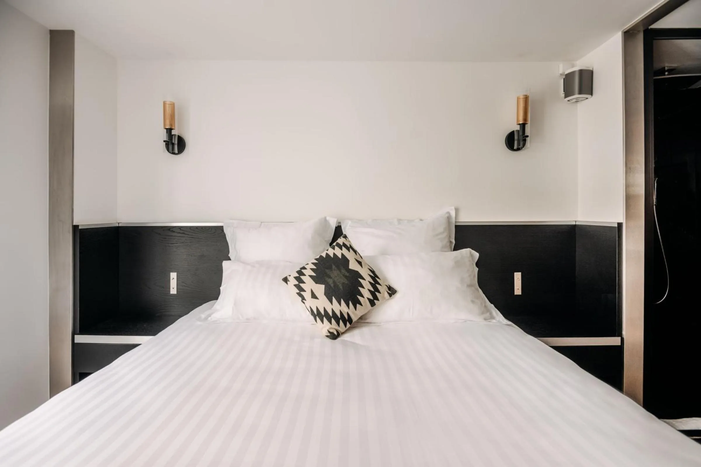 Bedroom, Bed in HIGHSTAY - Luxury Serviced Apartments - Place Vendôme