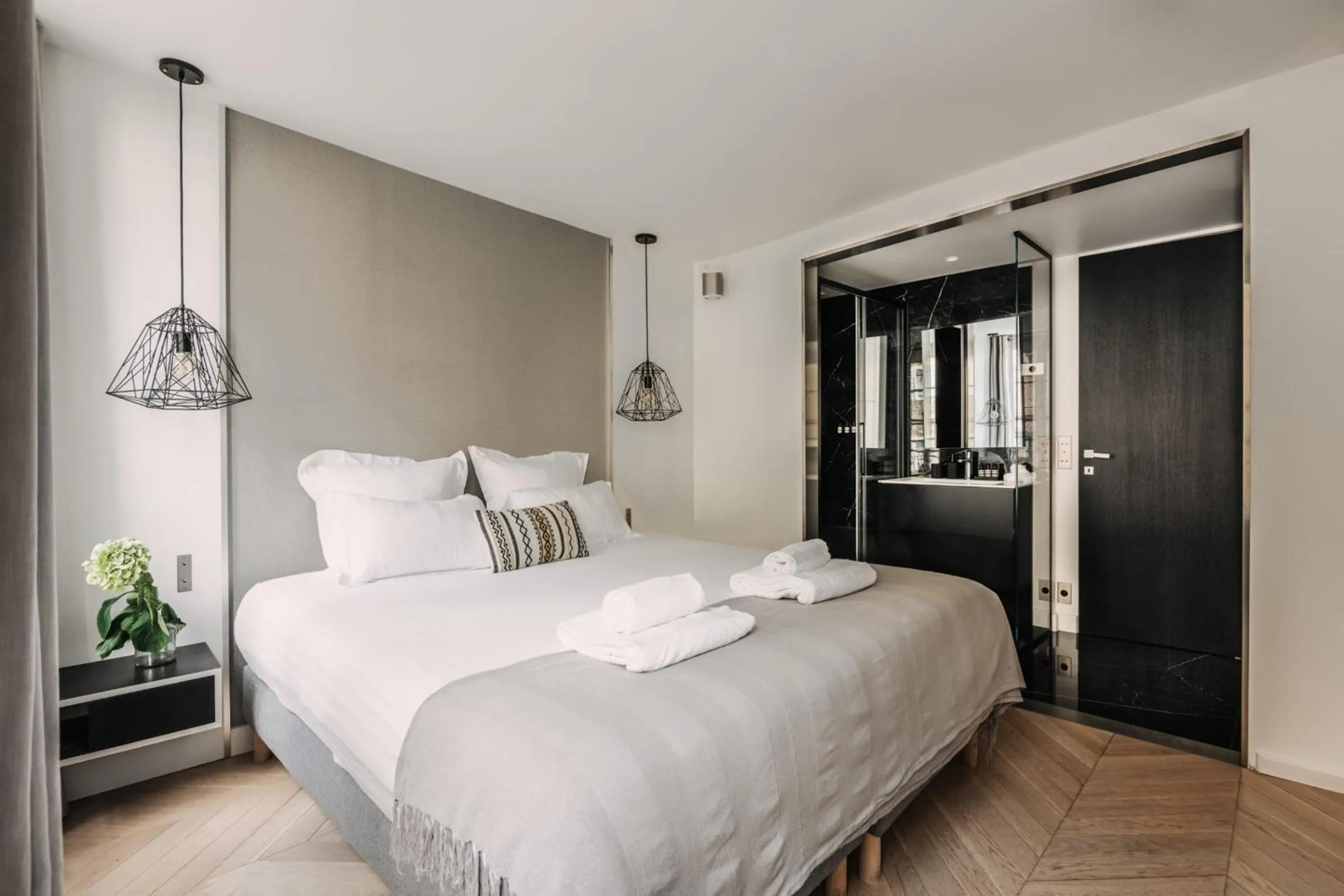 Bed in HIGHSTAY - Luxury Serviced Apartments - Place Vendôme