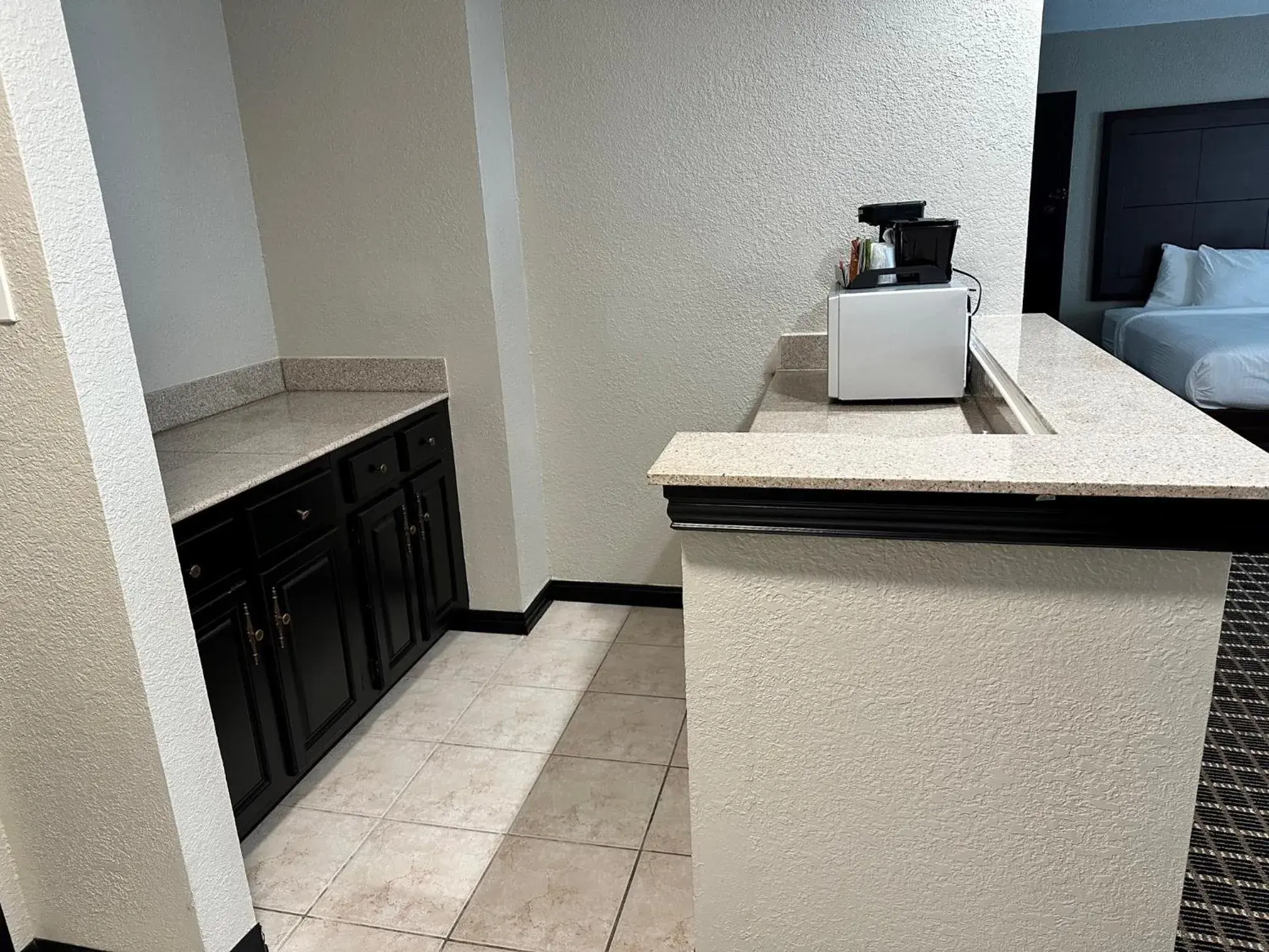 Lounge or bar in Alexis Hotel & Banquets Dallas Park Central Galleria Lounge or bar in Alexis Hotel & Banquets Dallas Park Central Galleria