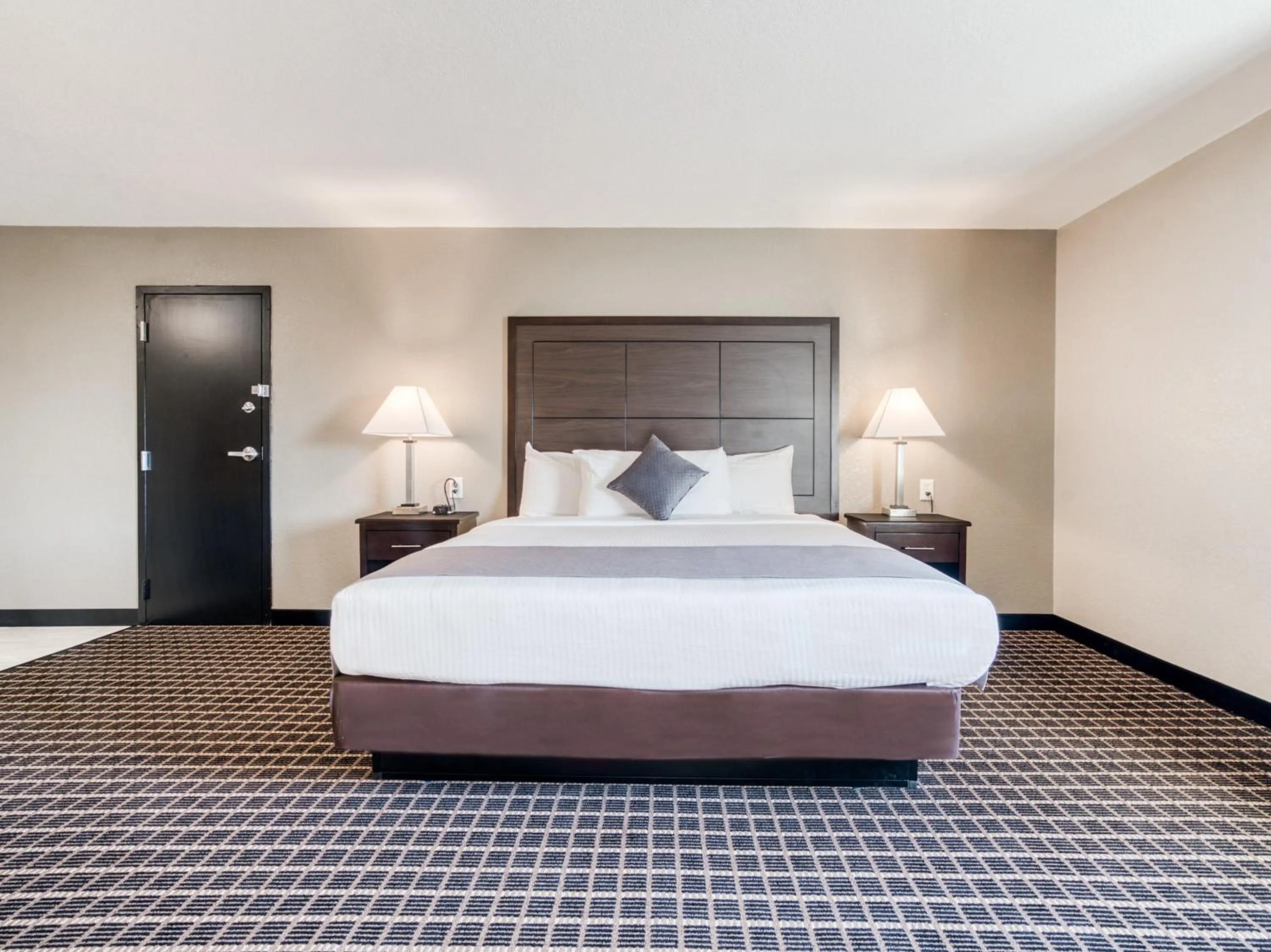 Bedroom, Bed in Alexis Hotel & Banquets Dallas Park Central Galleria