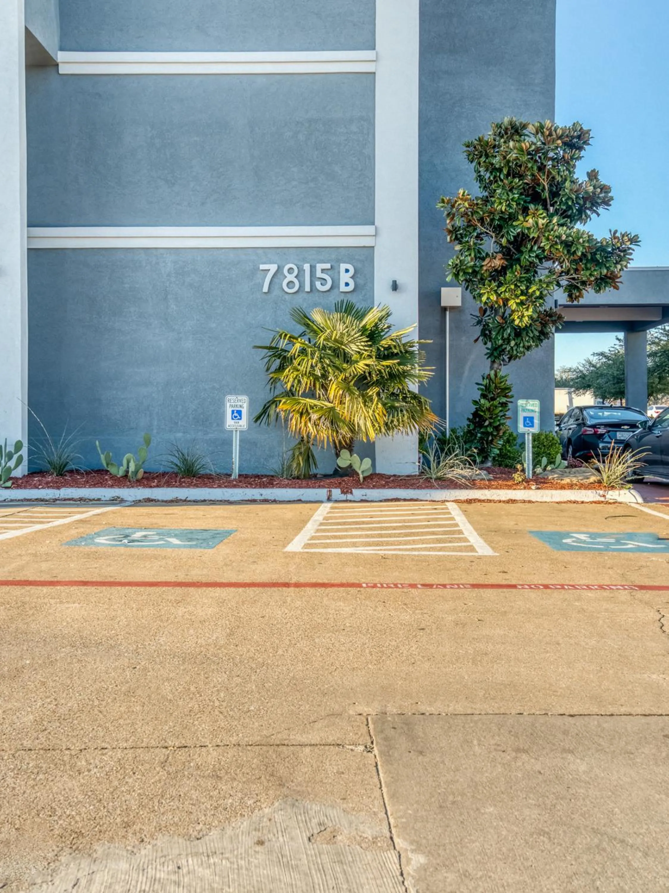 Property building in Alexis Hotel & Banquets Dallas Park Central Galleria