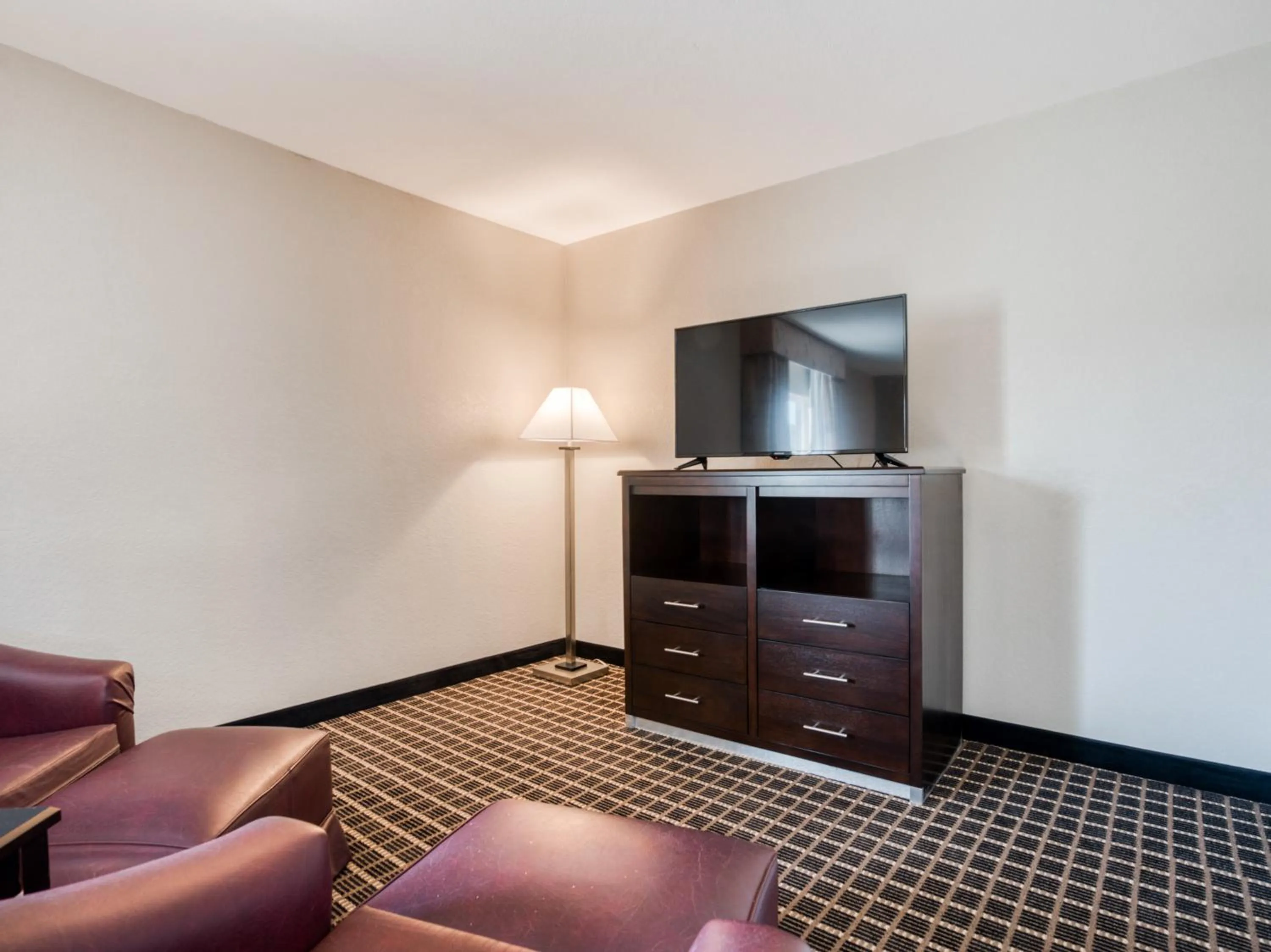 TV and multimedia in Alexis Hotel & Banquets Dallas Park Central Galleria