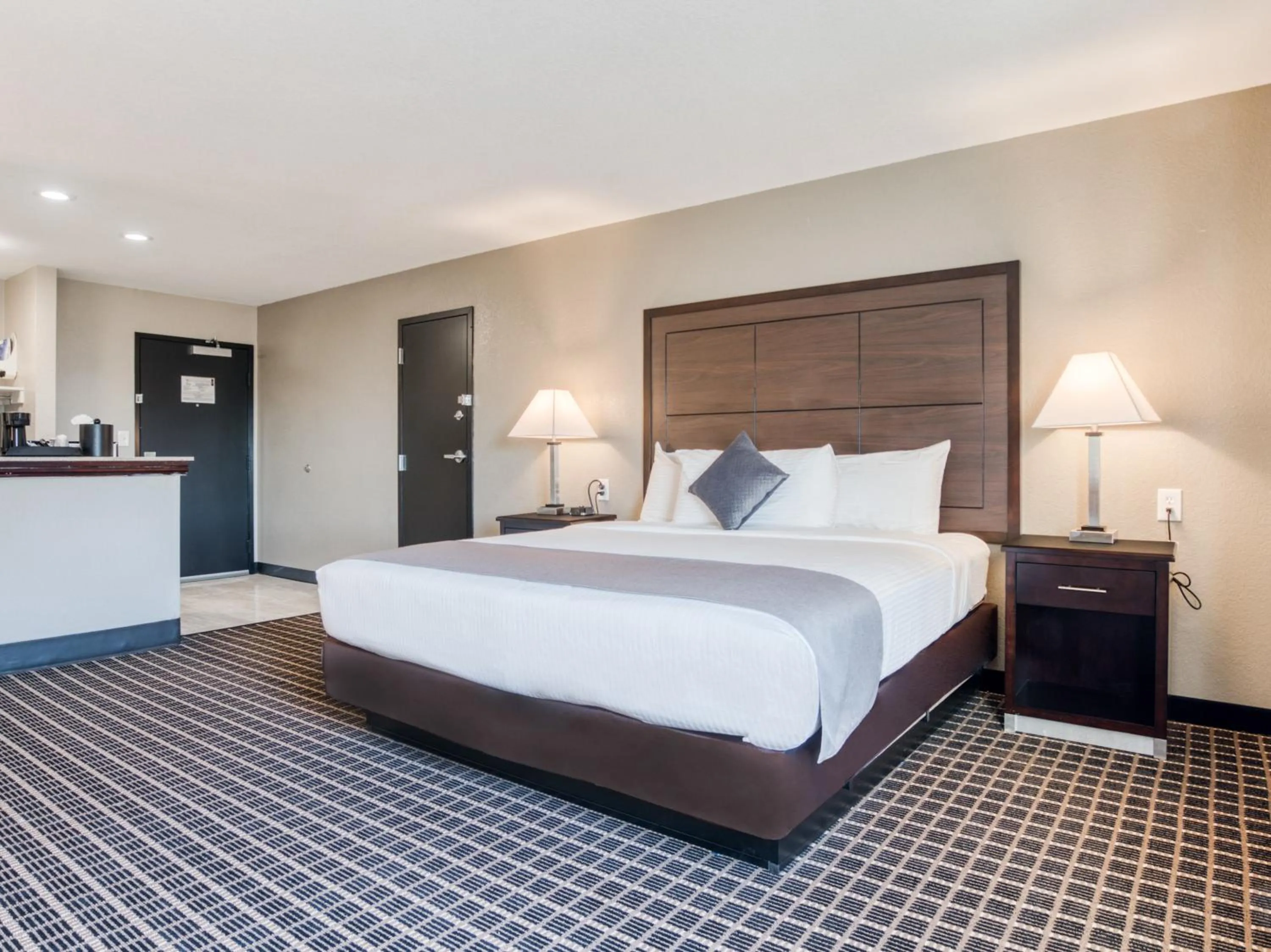 Bedroom, Bed in Alexis Hotel & Banquets Dallas Park Central Galleria