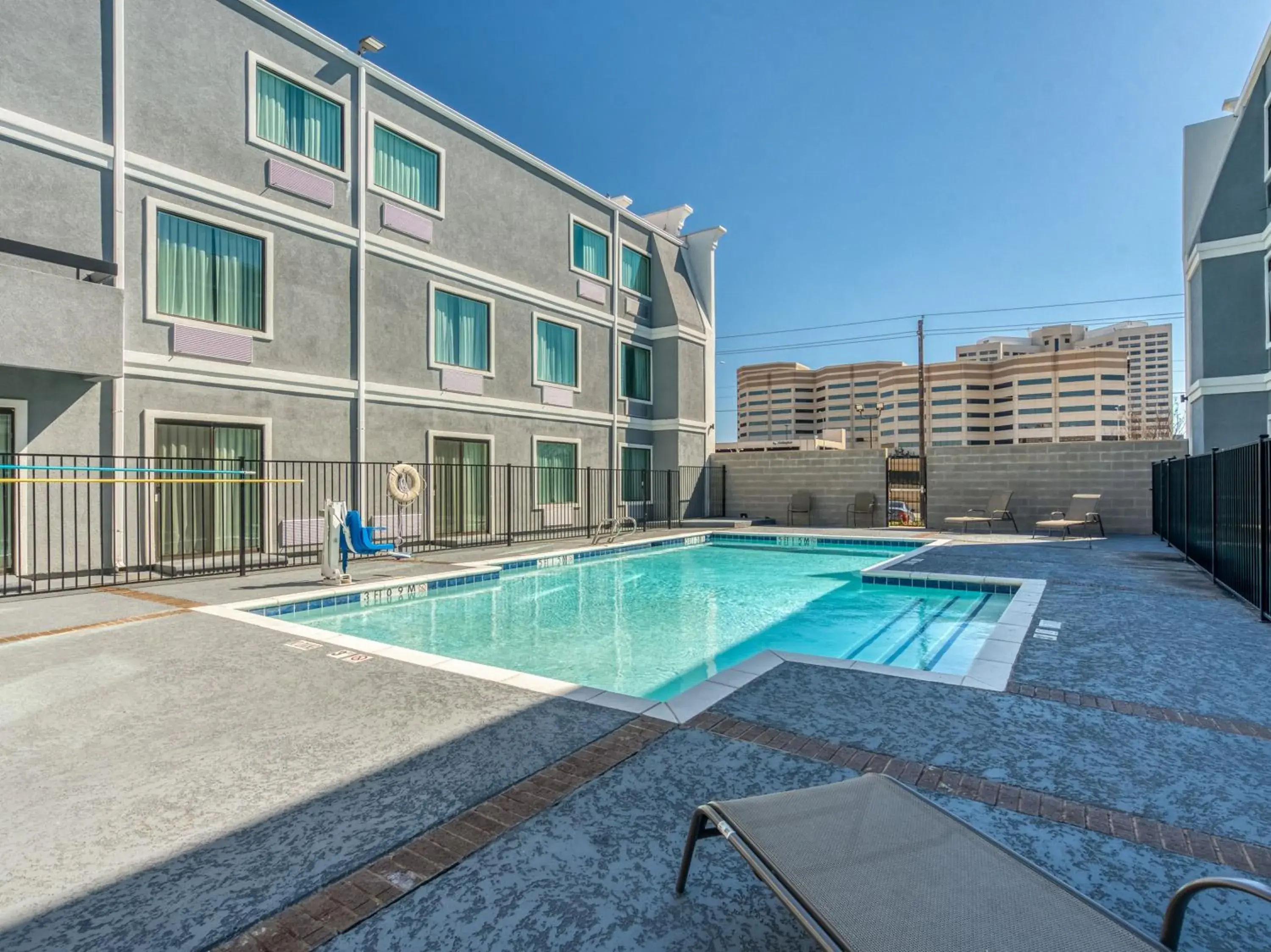 Swimming pool in Alexis Hotel & Banquets Dallas Park Central Galleria Swimming pool in Alexis Hotel & Banquets Dallas Park Central Galleria