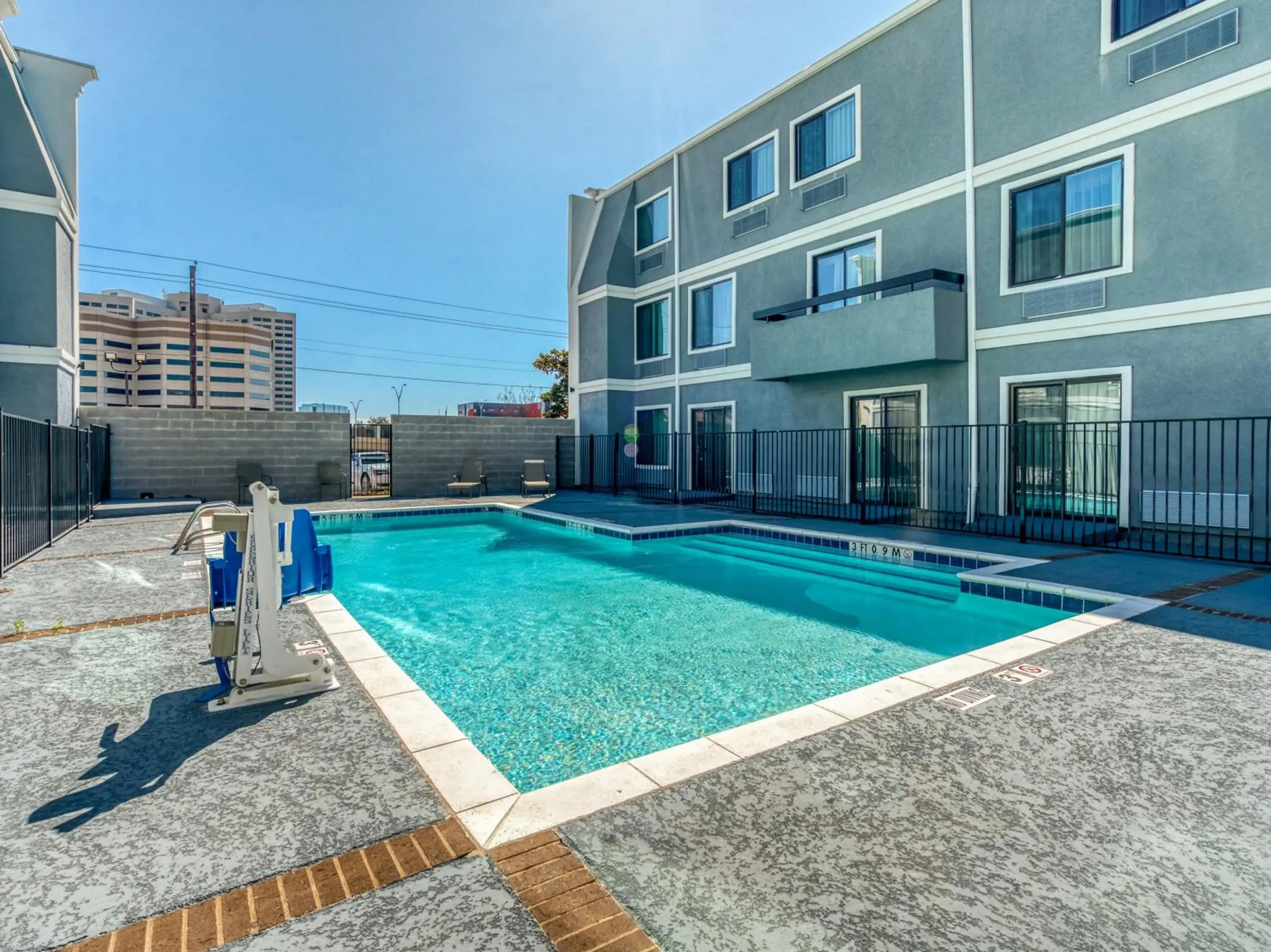 Swimming pool in Alexis Hotel & Banquets Dallas Park Central Galleria Swimming pool in Alexis Hotel & Banquets Dallas Park Central Galleria