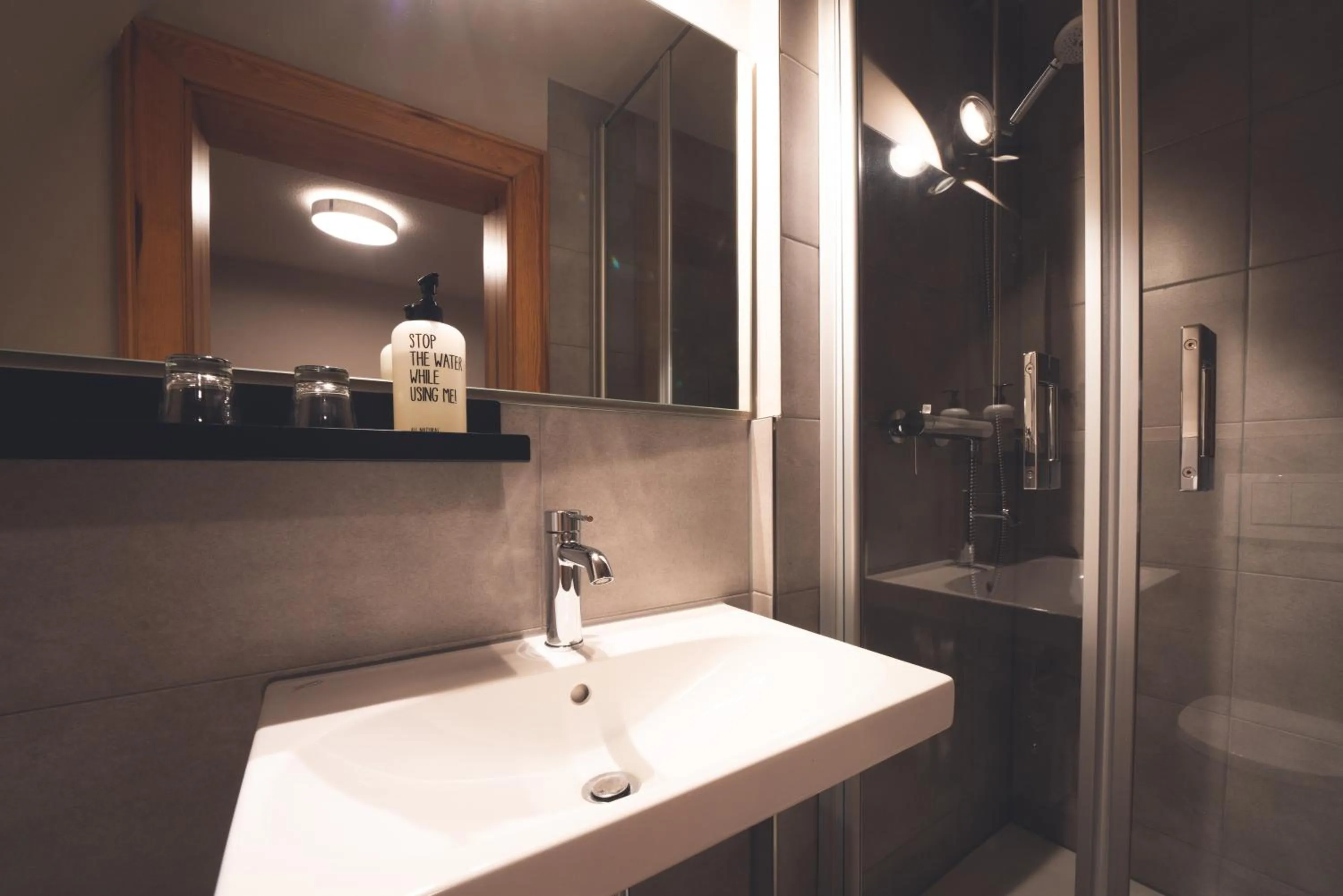 Shower in Landart Hotel