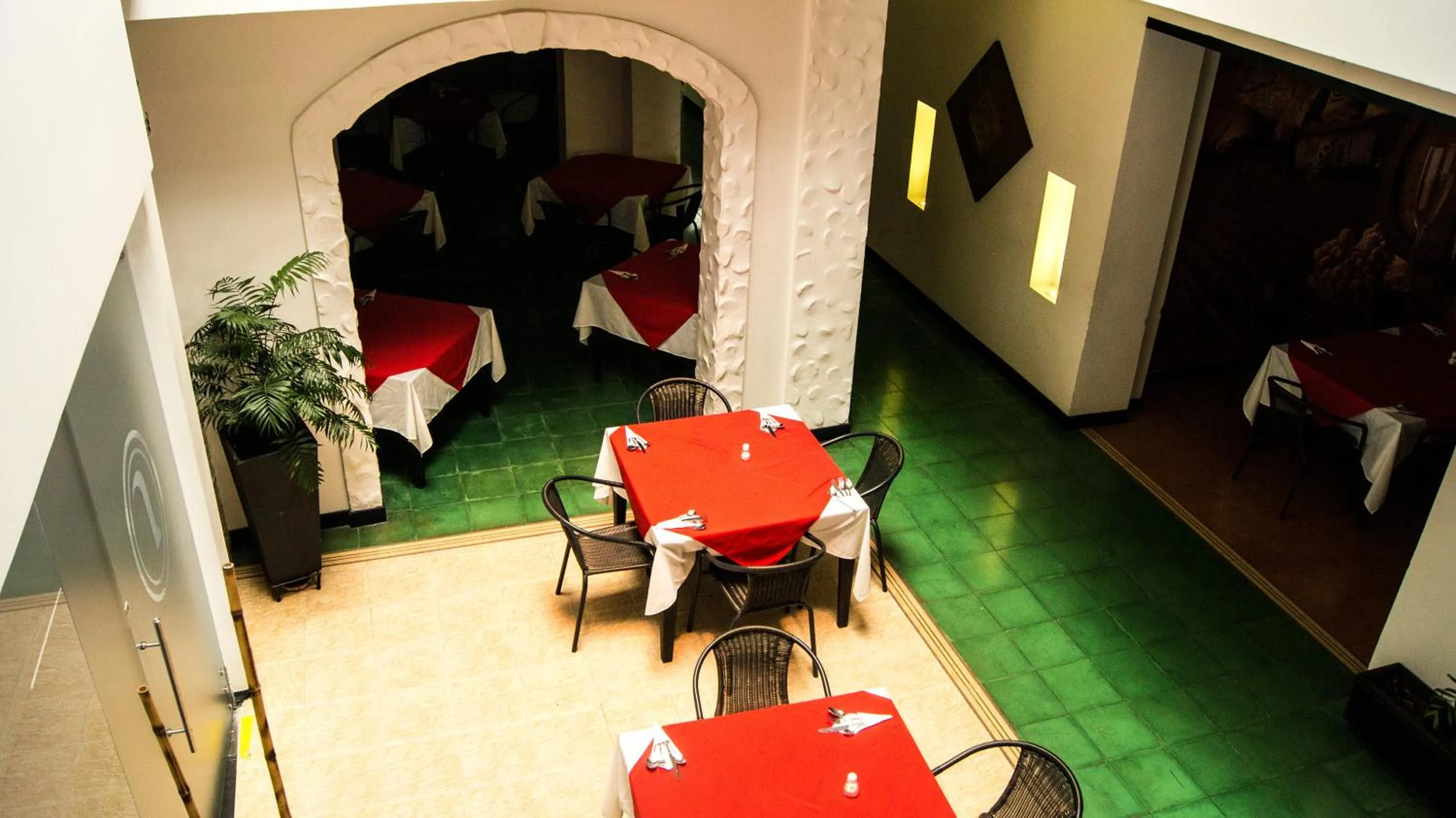 Restaurant/places to eat in Aw Hotel Puerta de San Antonio