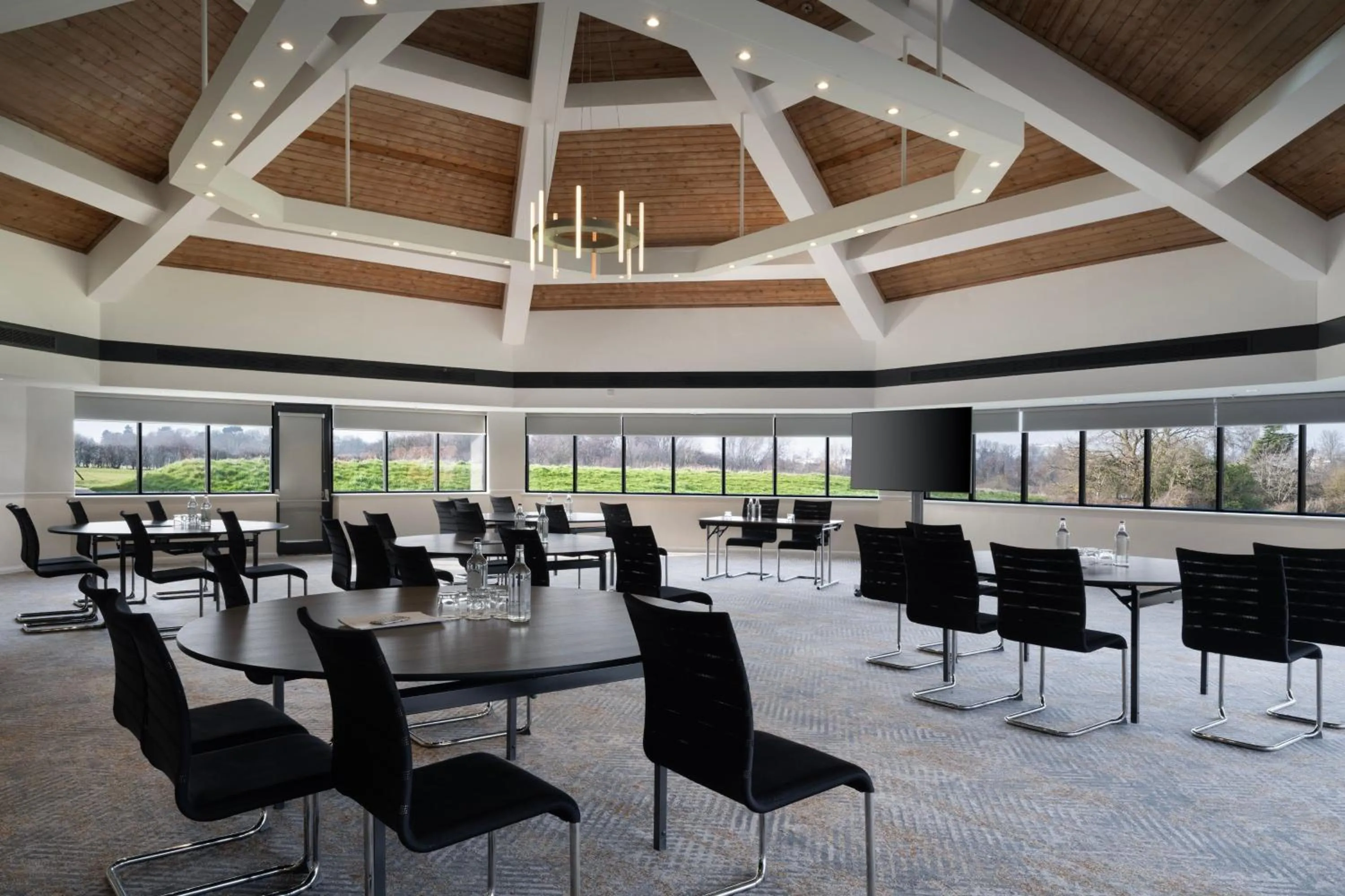 Lounge or bar in Delta Hotels by Marriott Northampton