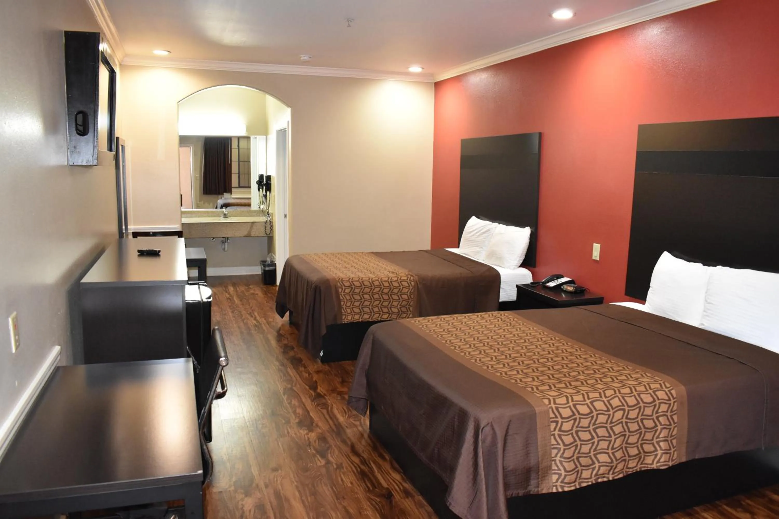 room service, Bed in Platinum Inn Katy