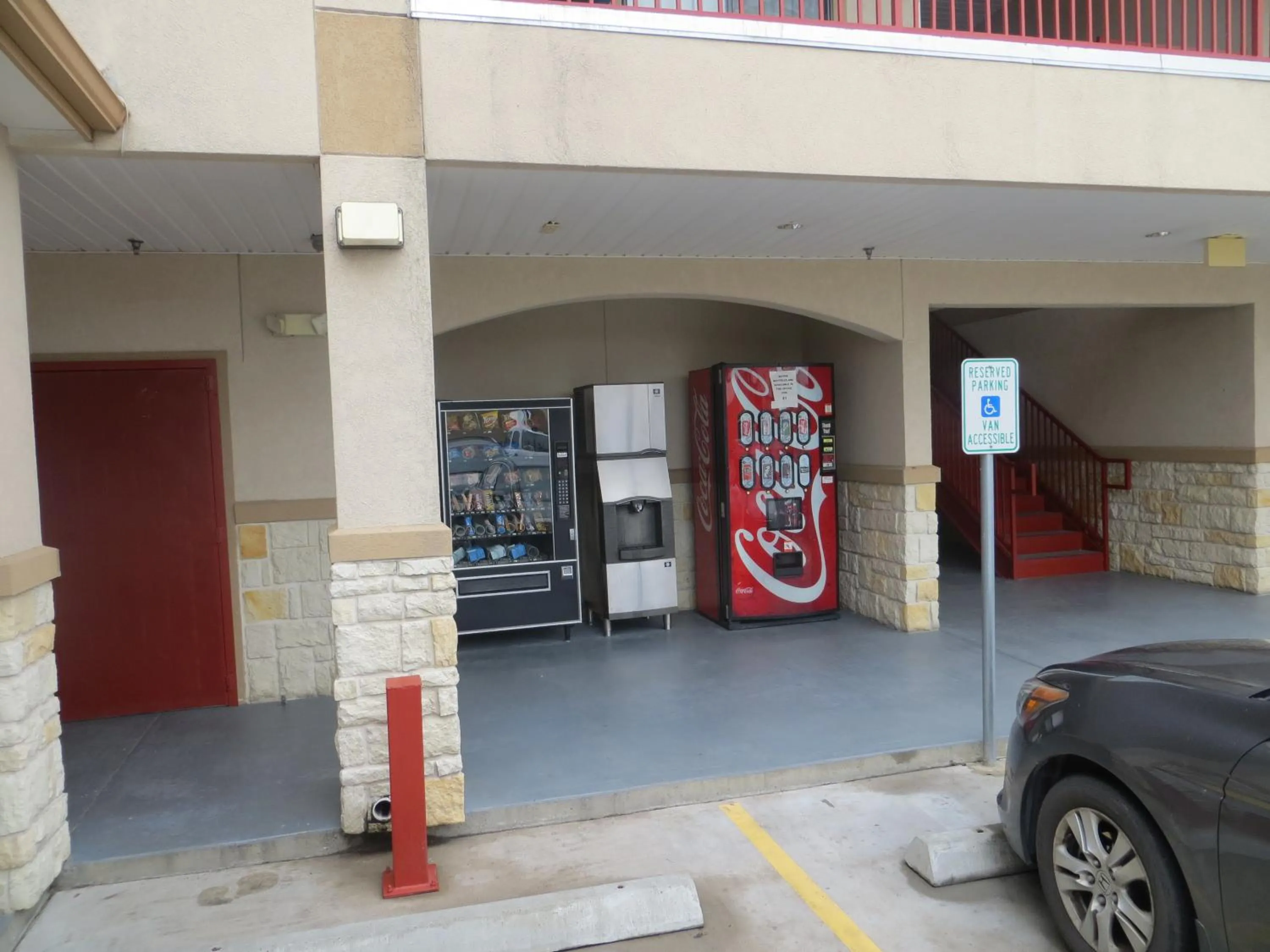 Property building in Platinum Inn Katy