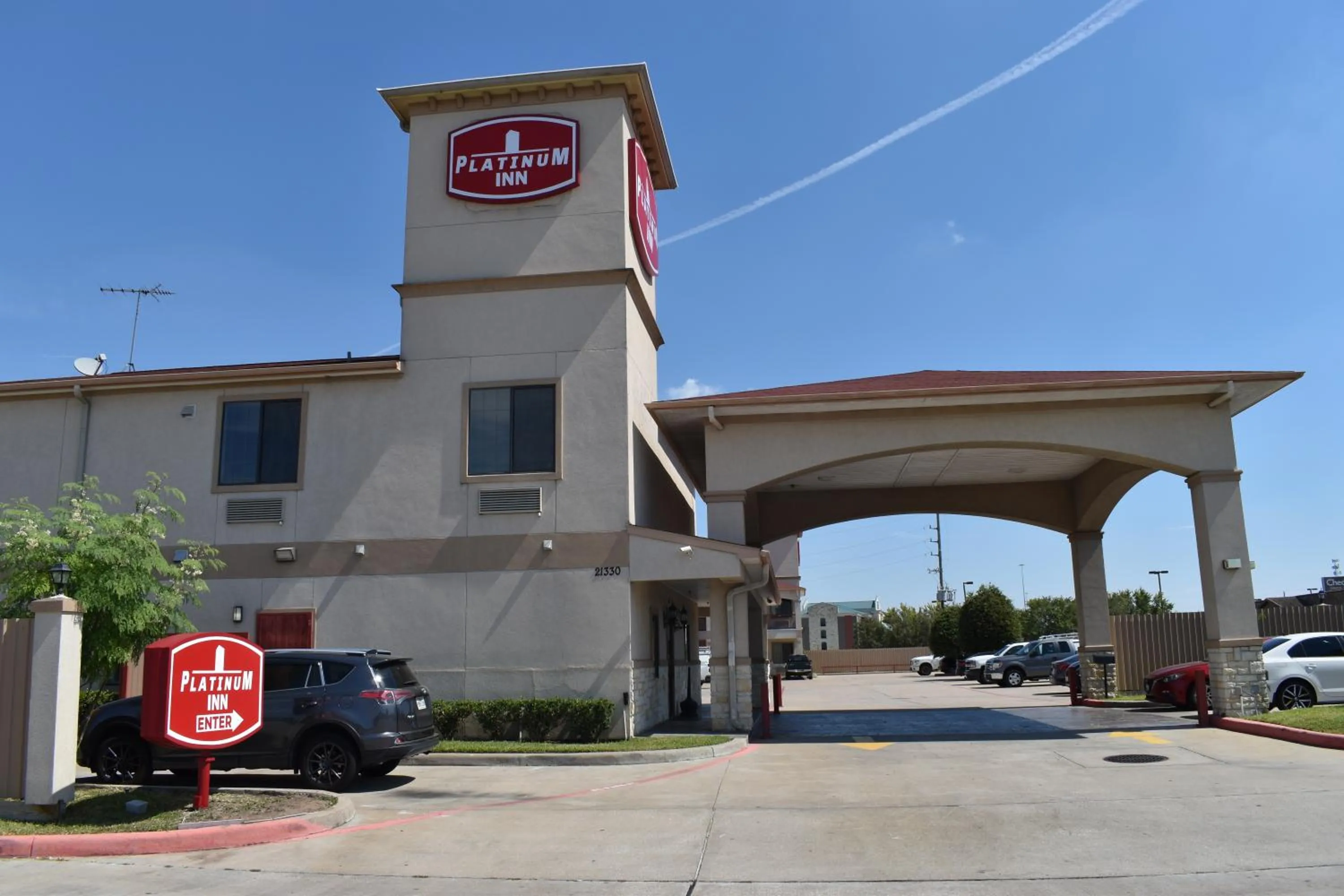 Property building in Platinum Inn Katy