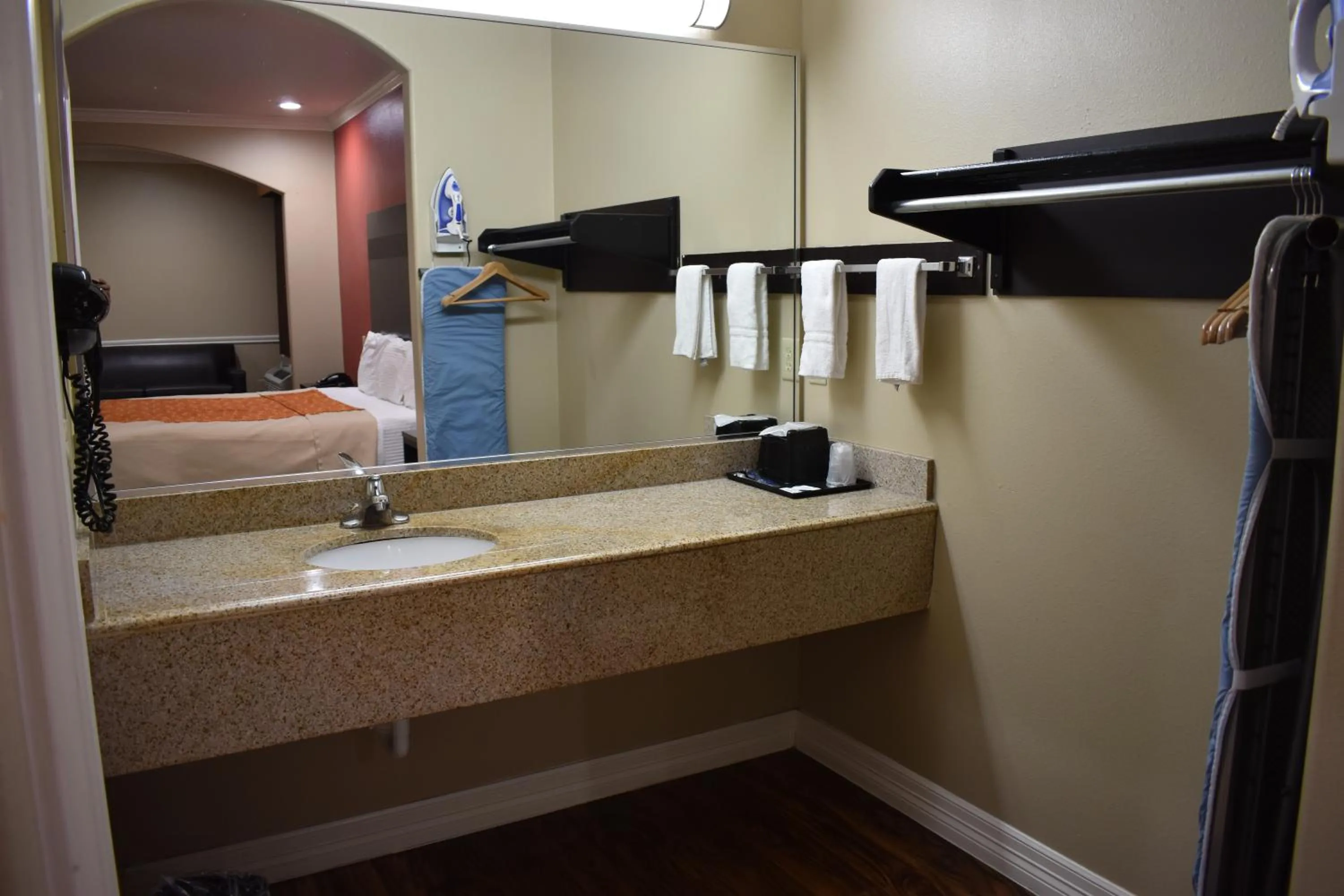 Bathroom, Bed in Platinum Inn Katy