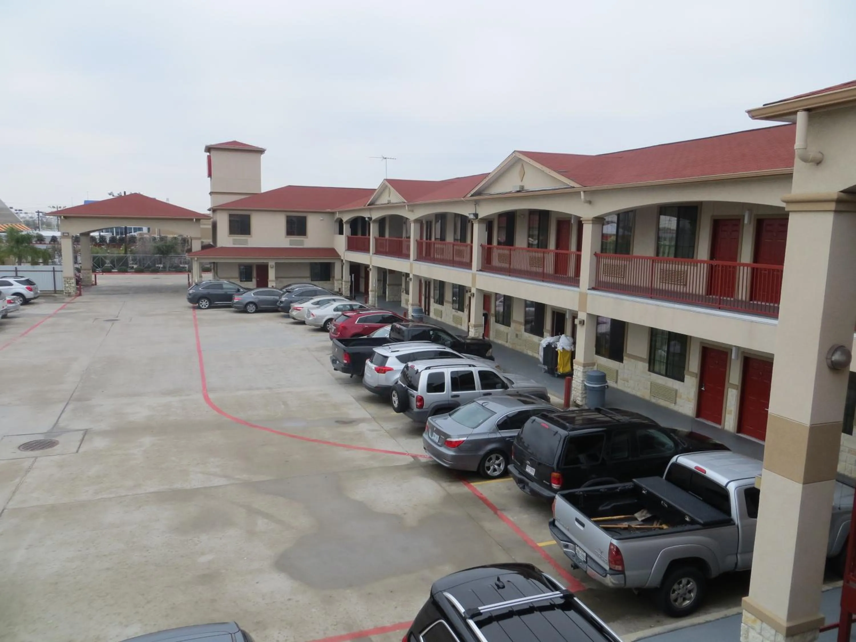Property building in Platinum Inn Katy