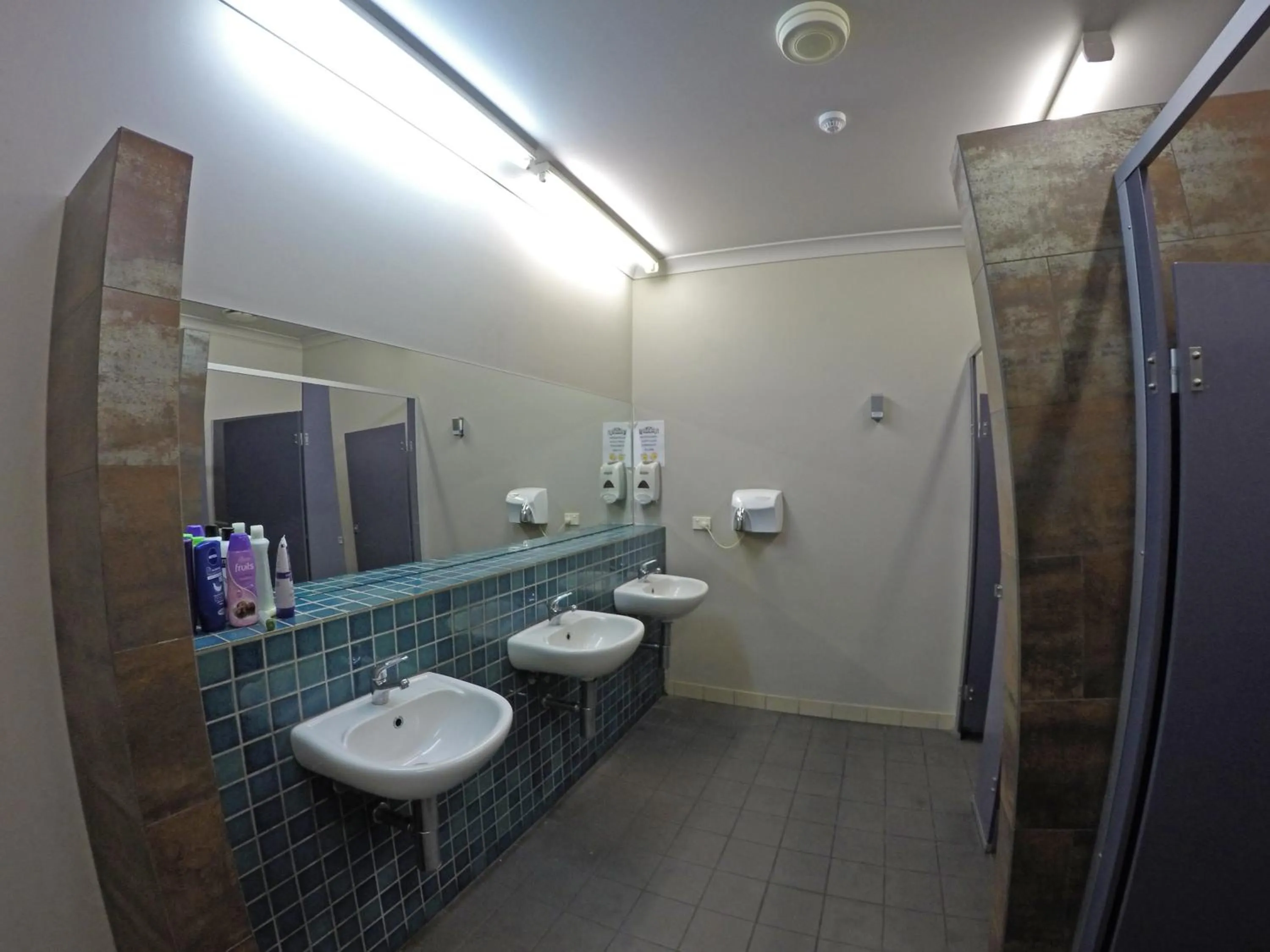 Bathroom in Global Backpackers Port Douglas