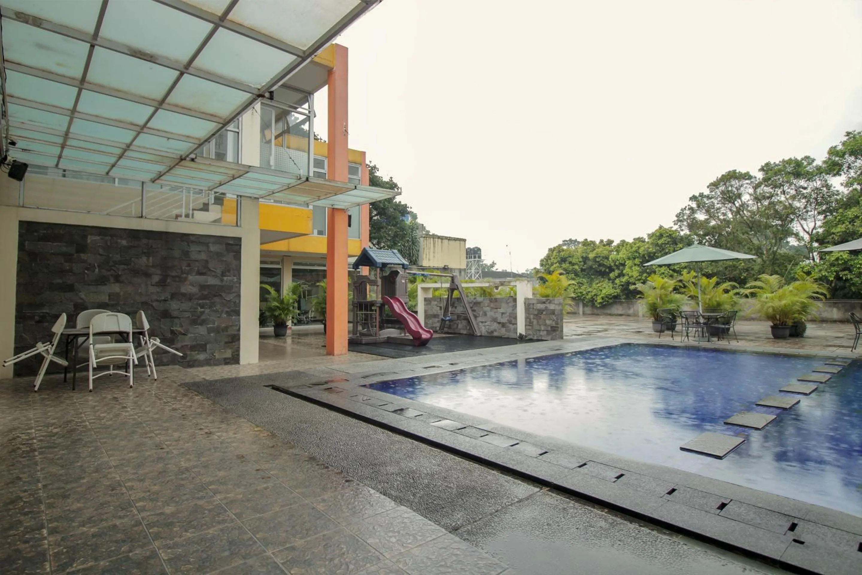Swimming pool in Collection O 295 Grha Ciumbuleuit Guest House