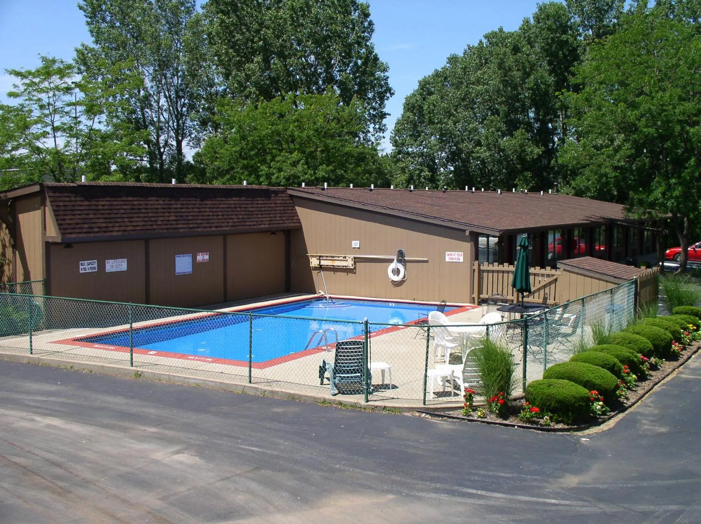 Swimming pool in Arbor Inn of Historic Marshall