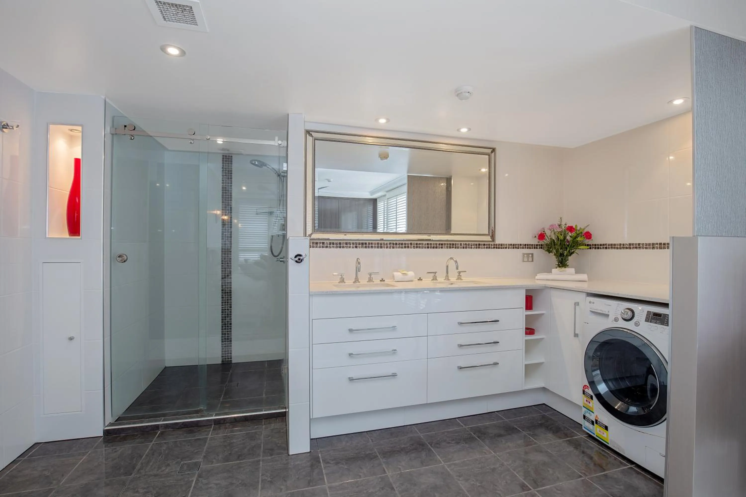 Shower in Carool Holiday Apartments