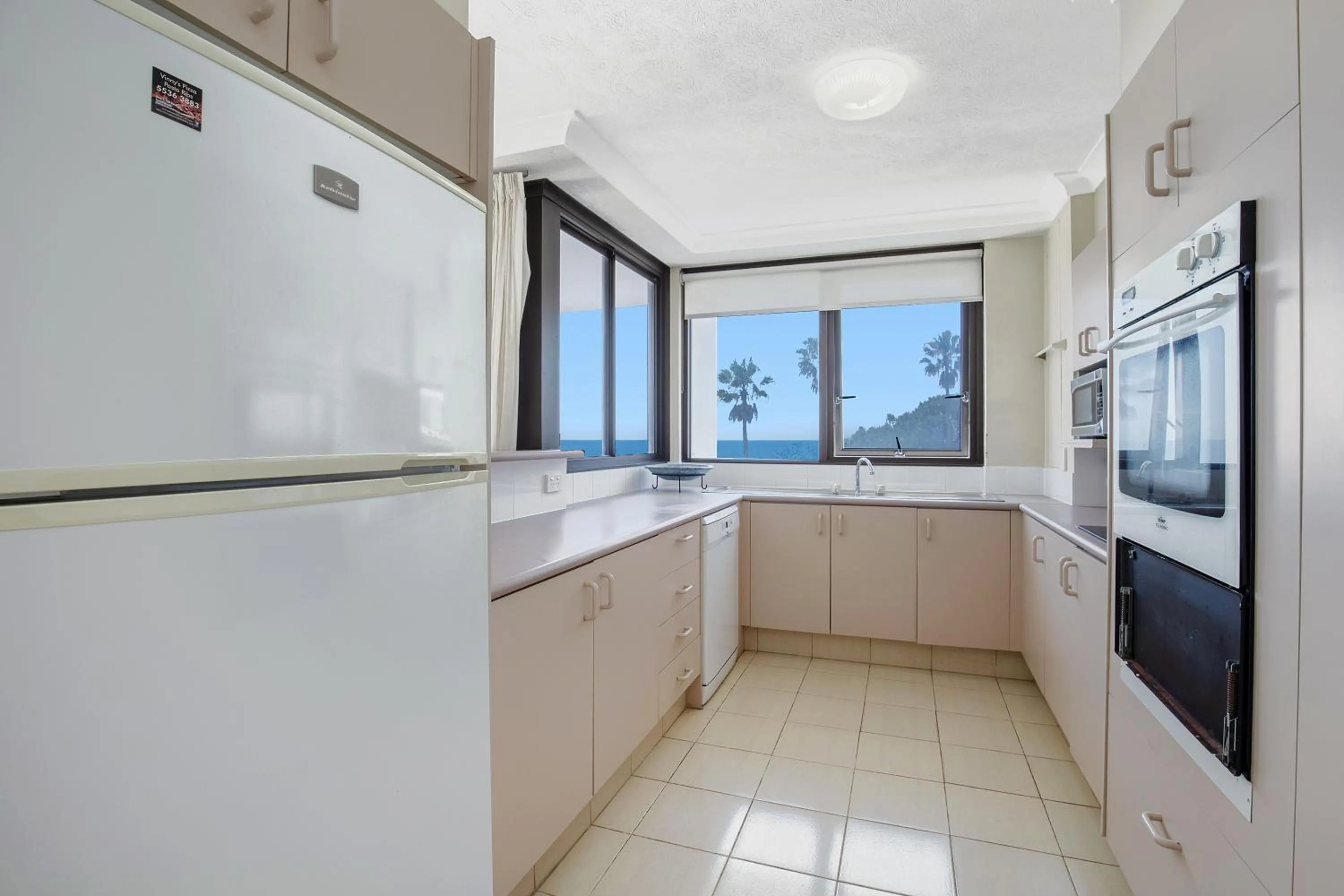 Kitchen or kitchenette in Carool Holiday Apartments