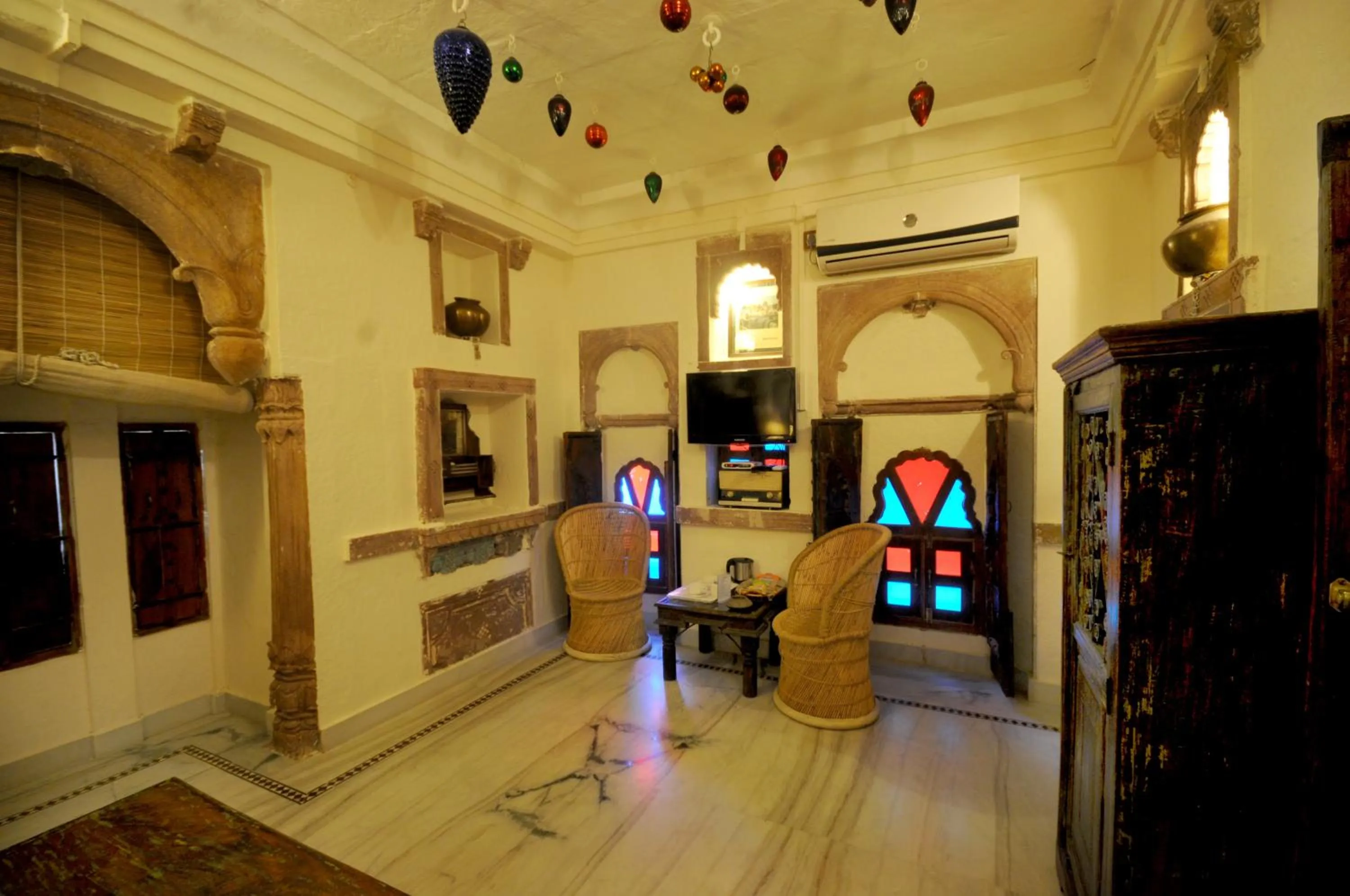 TV and multimedia in Juna Mahal Boutique Home Stay