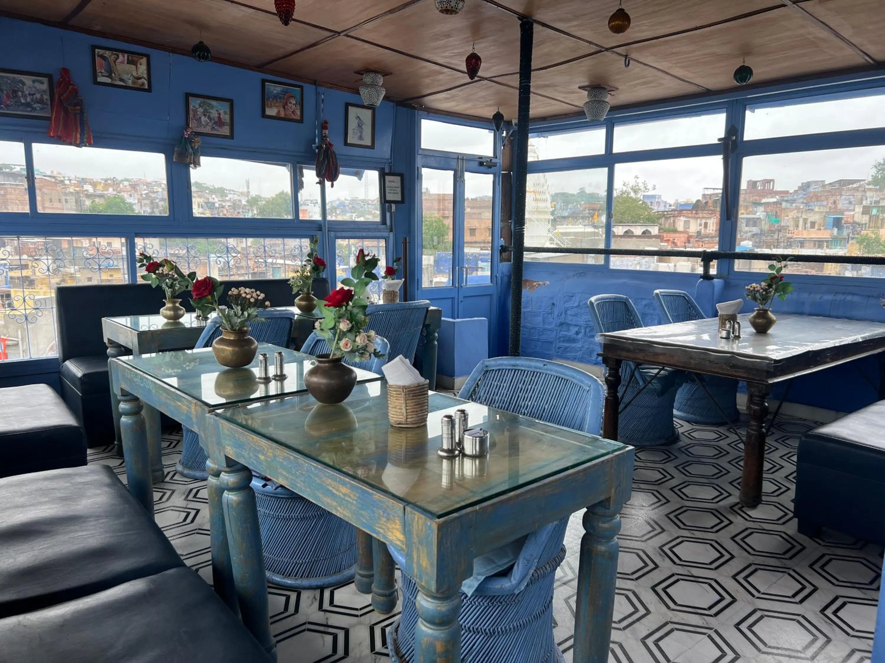 Restaurant/places to eat in Juna Mahal Boutique Home Stay