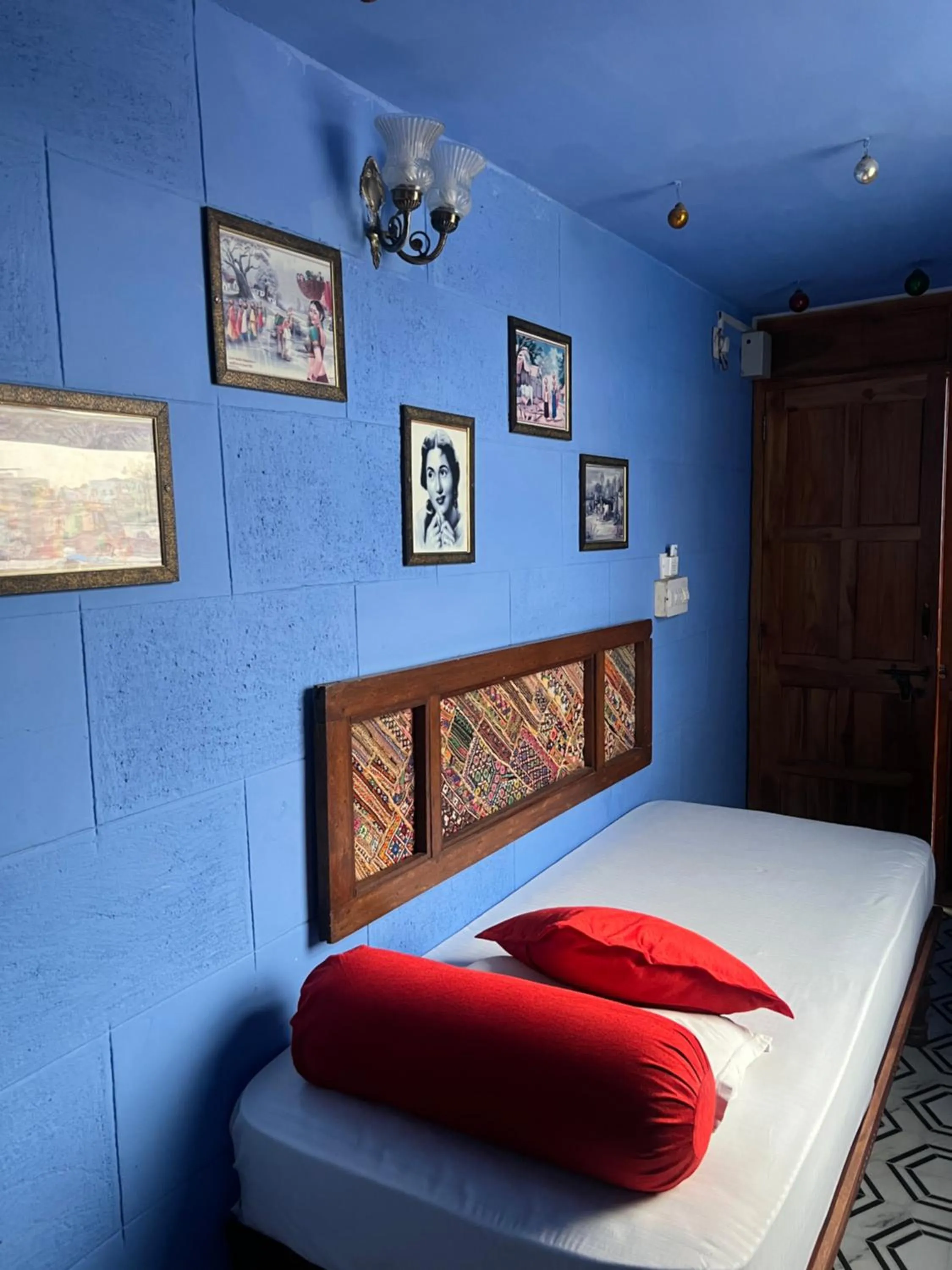 Photo of the whole room, Bed in Juna Mahal Boutique Home Stay
