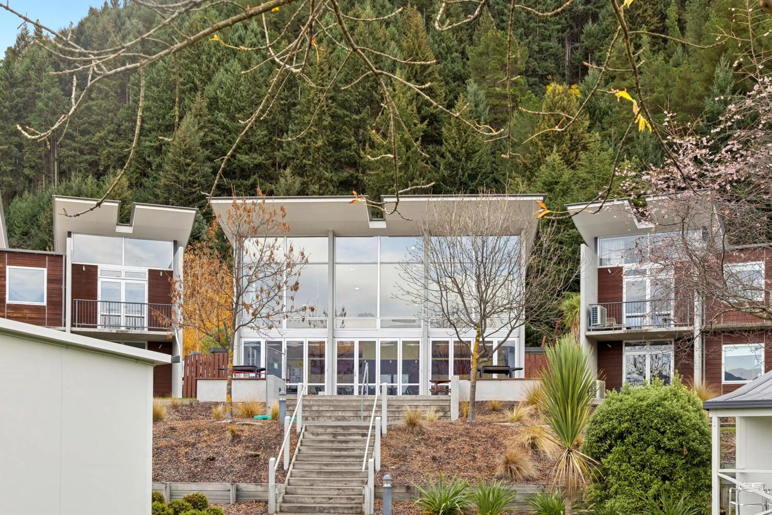 Property building in Hampshire Holiday Parks - Queenstown Lakeview