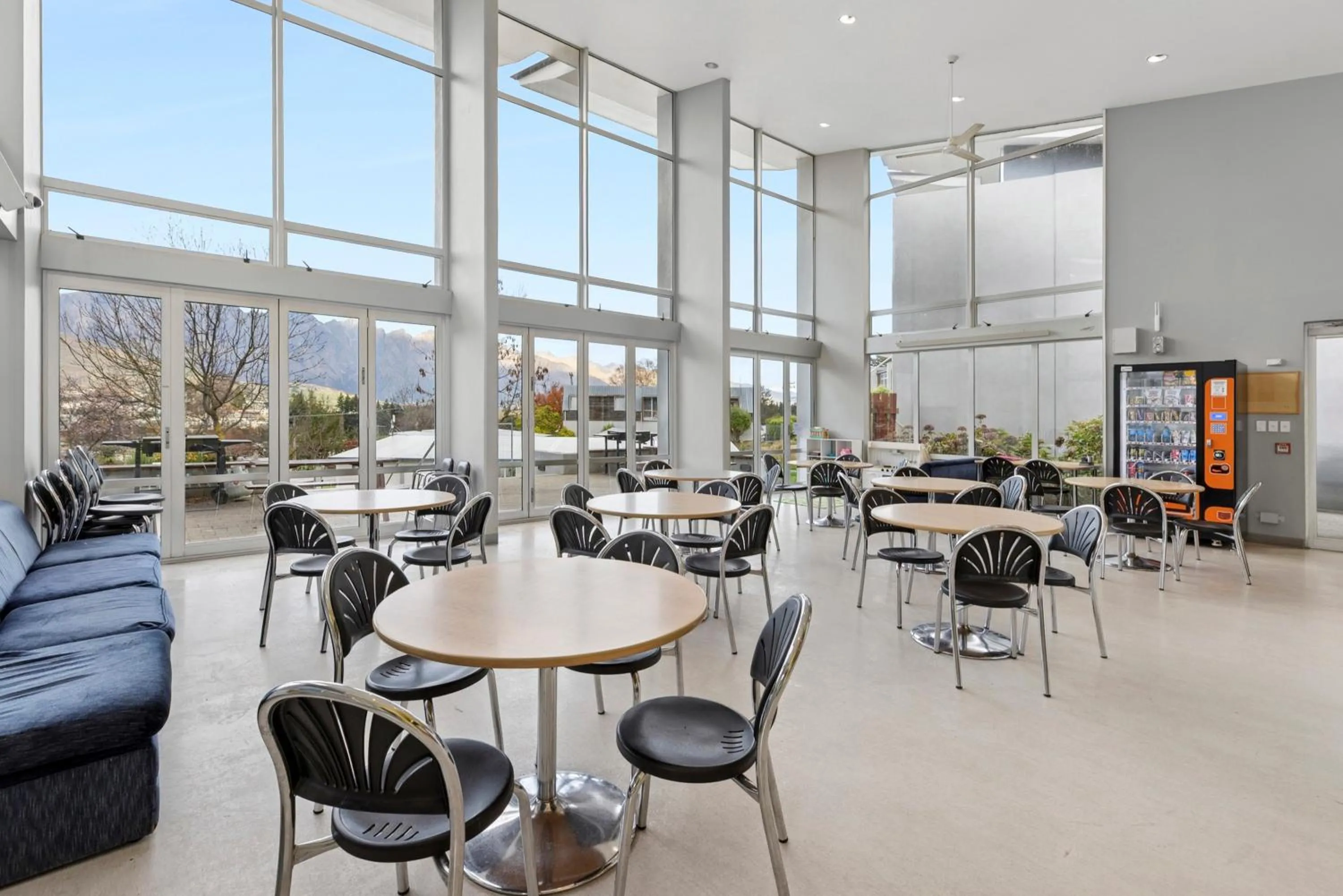 Dining area in Hampshire Holiday Parks - Queenstown Lakeview
