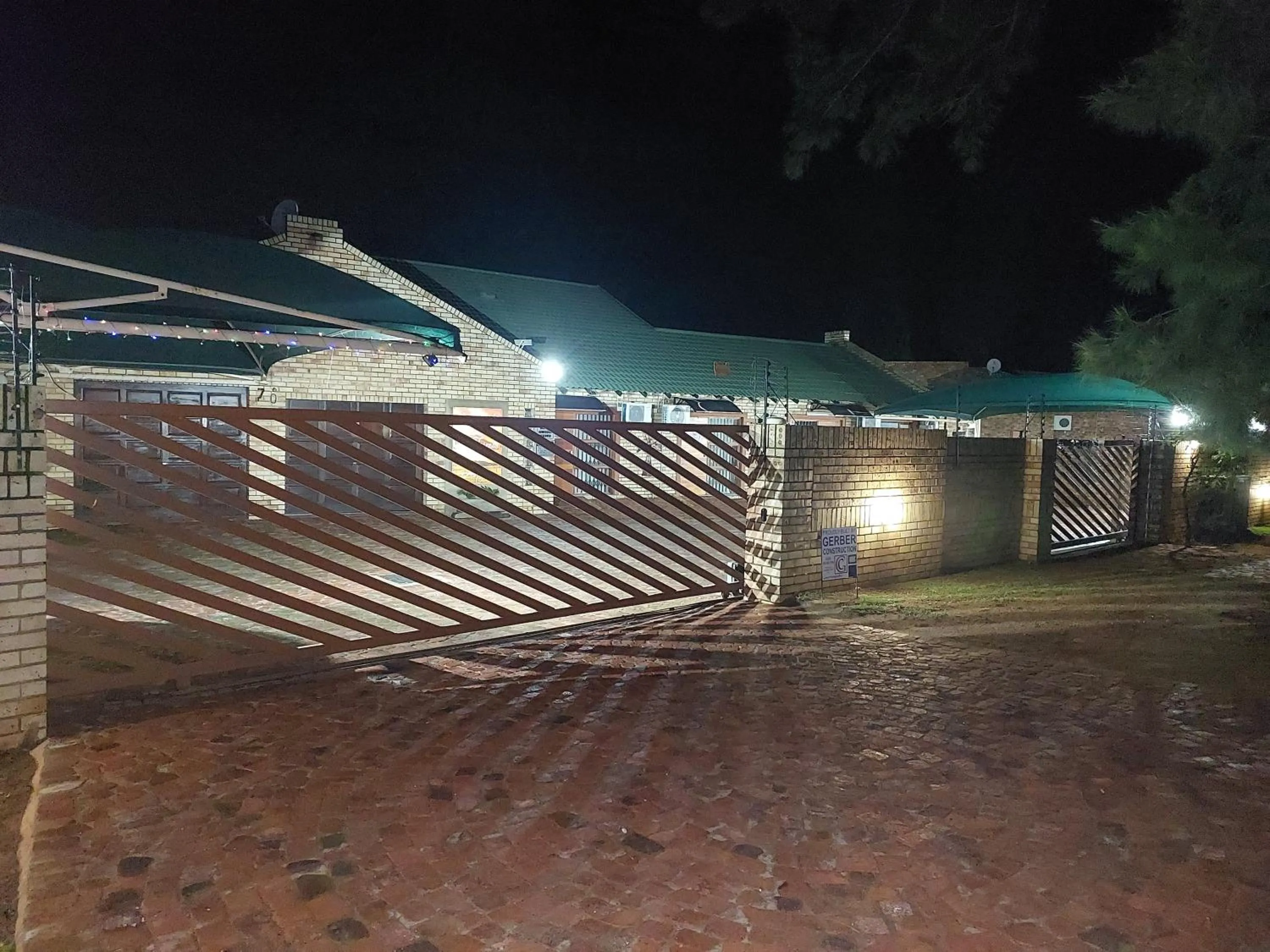 Twins Guest House Astoni