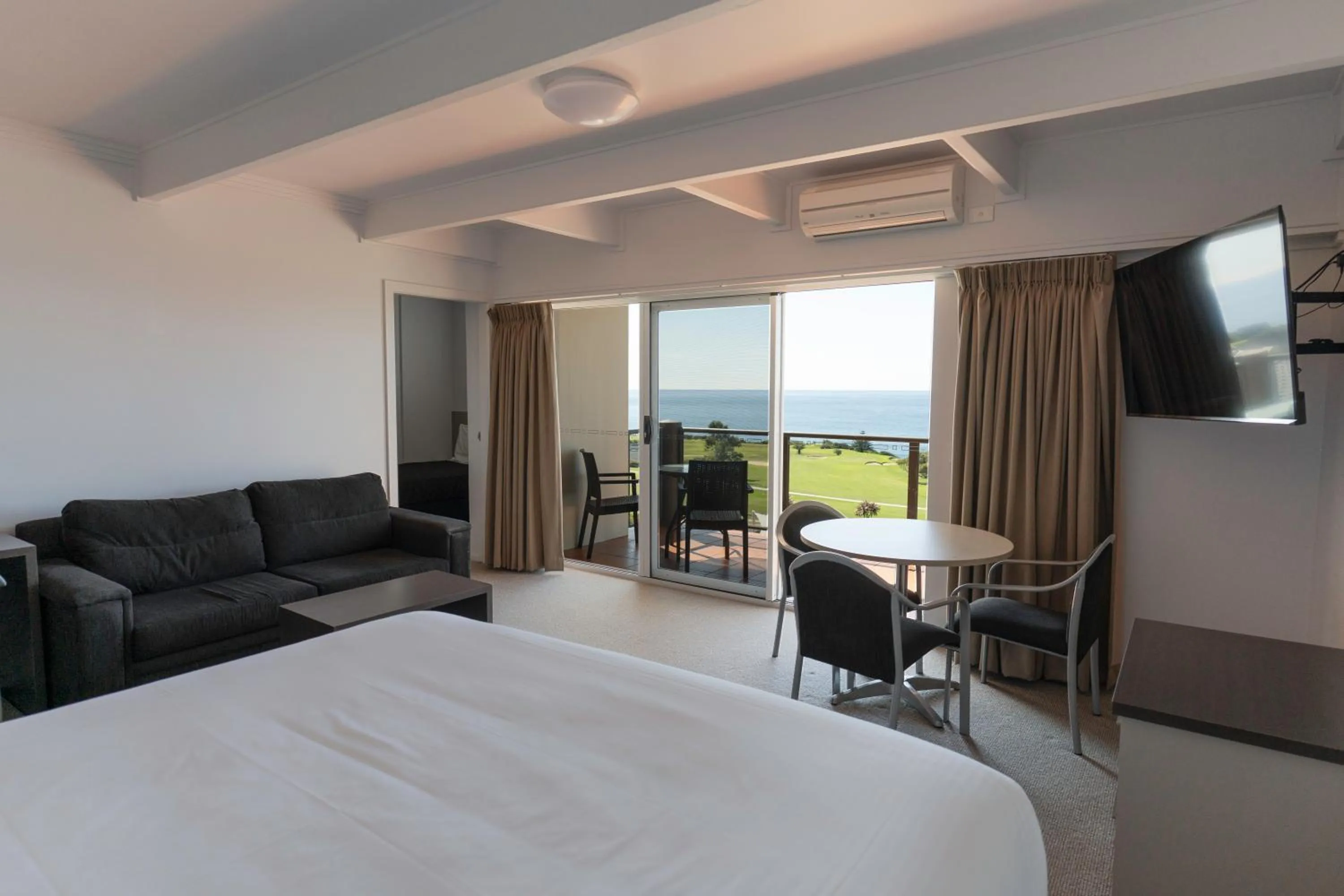 Bed in Amooran Oceanside Apartments and Motel