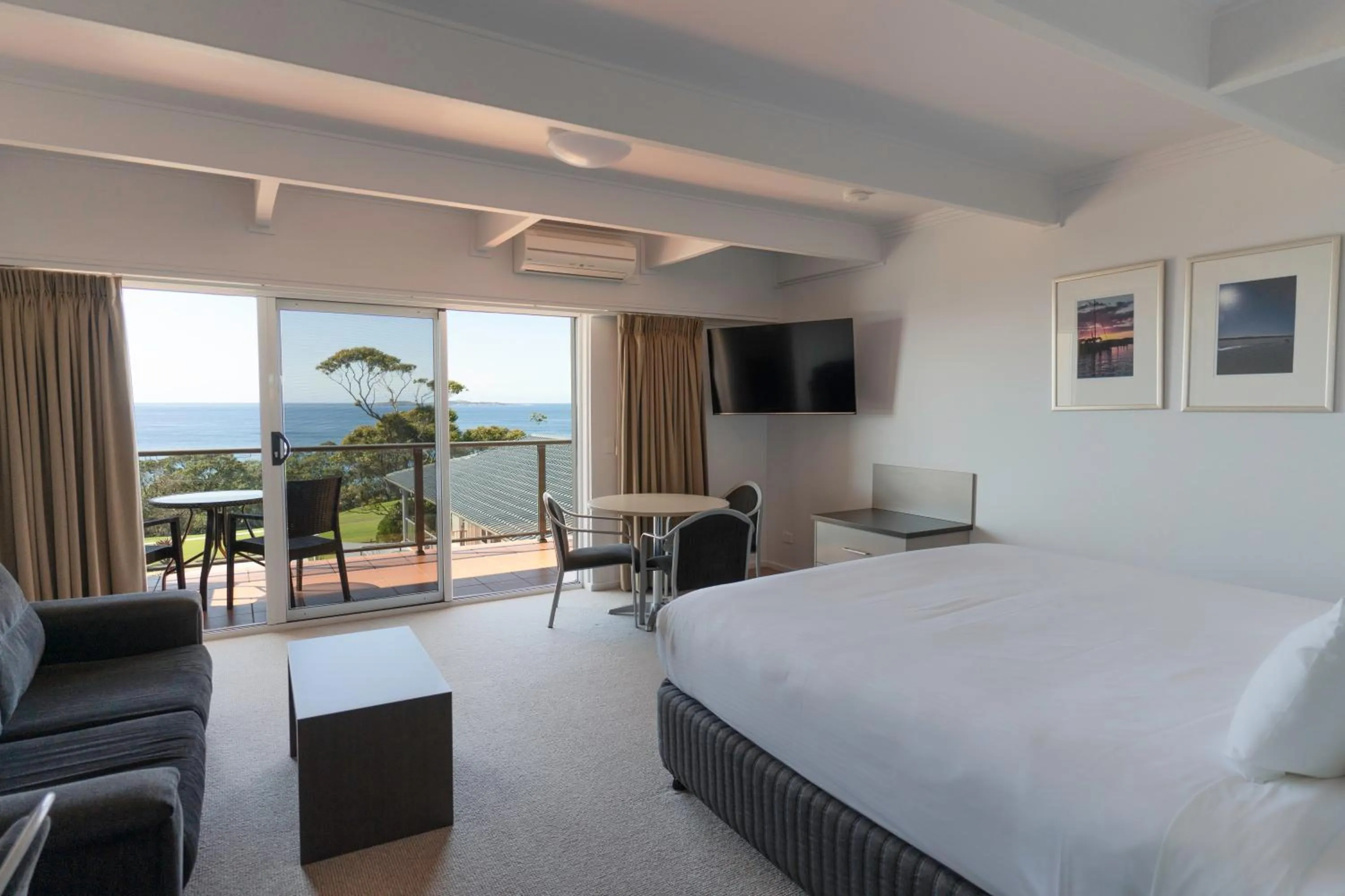 Bed in Amooran Oceanside Apartments and Motel