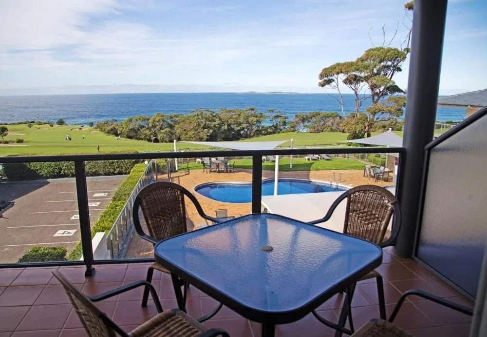 Day in Amooran Oceanside Apartments and Motel