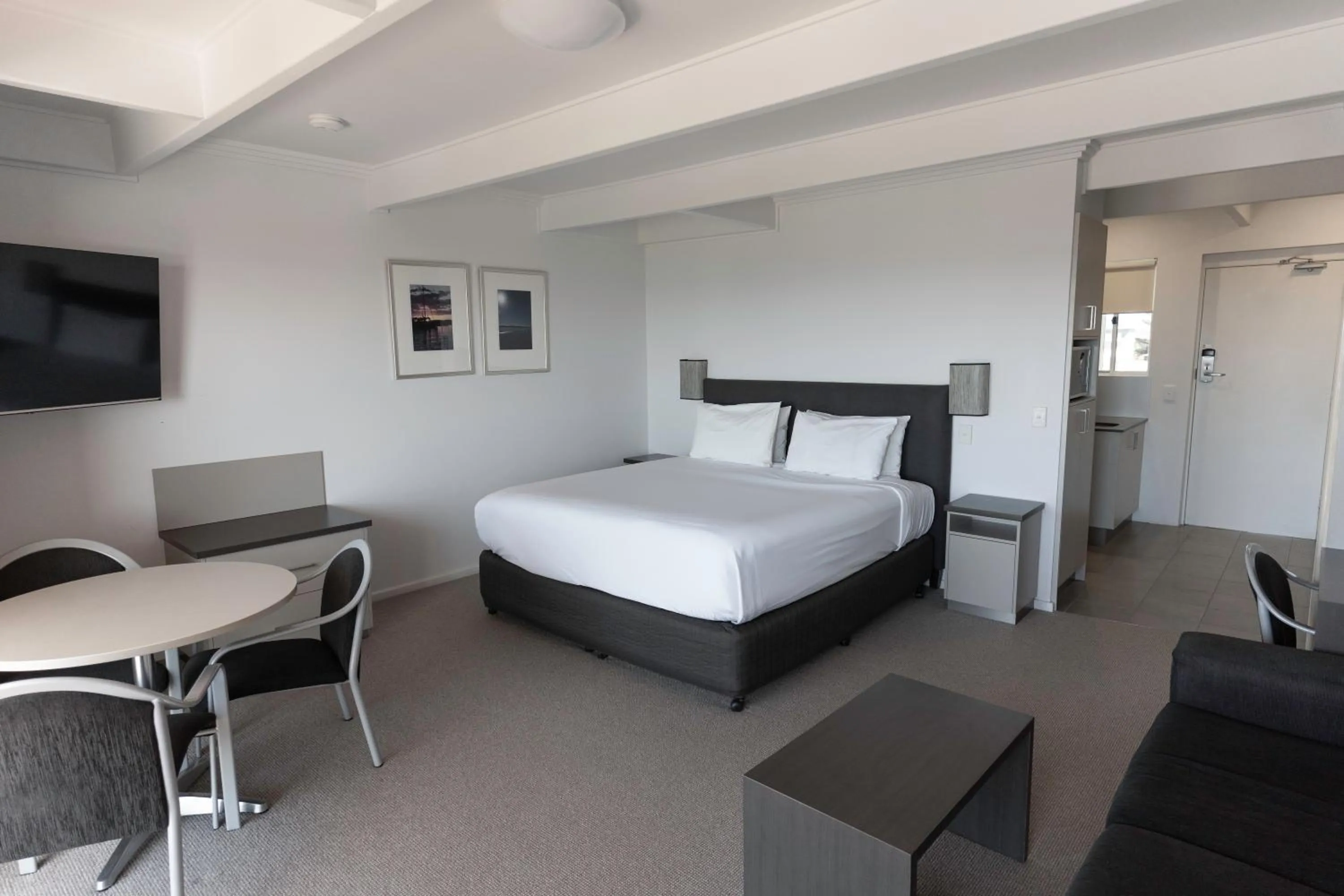 Bed in Amooran Oceanside Apartments and Motel