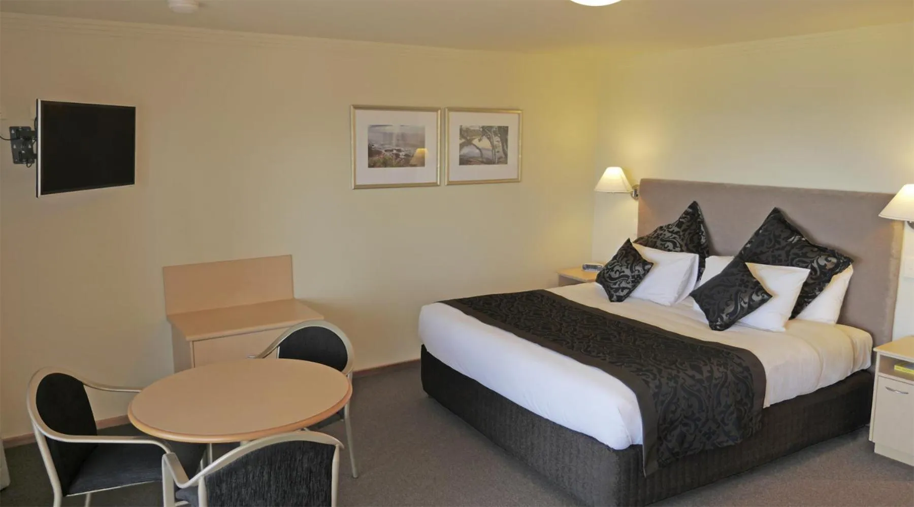 Photo of the whole room, Bed in Amooran Oceanside Apartments and Motel