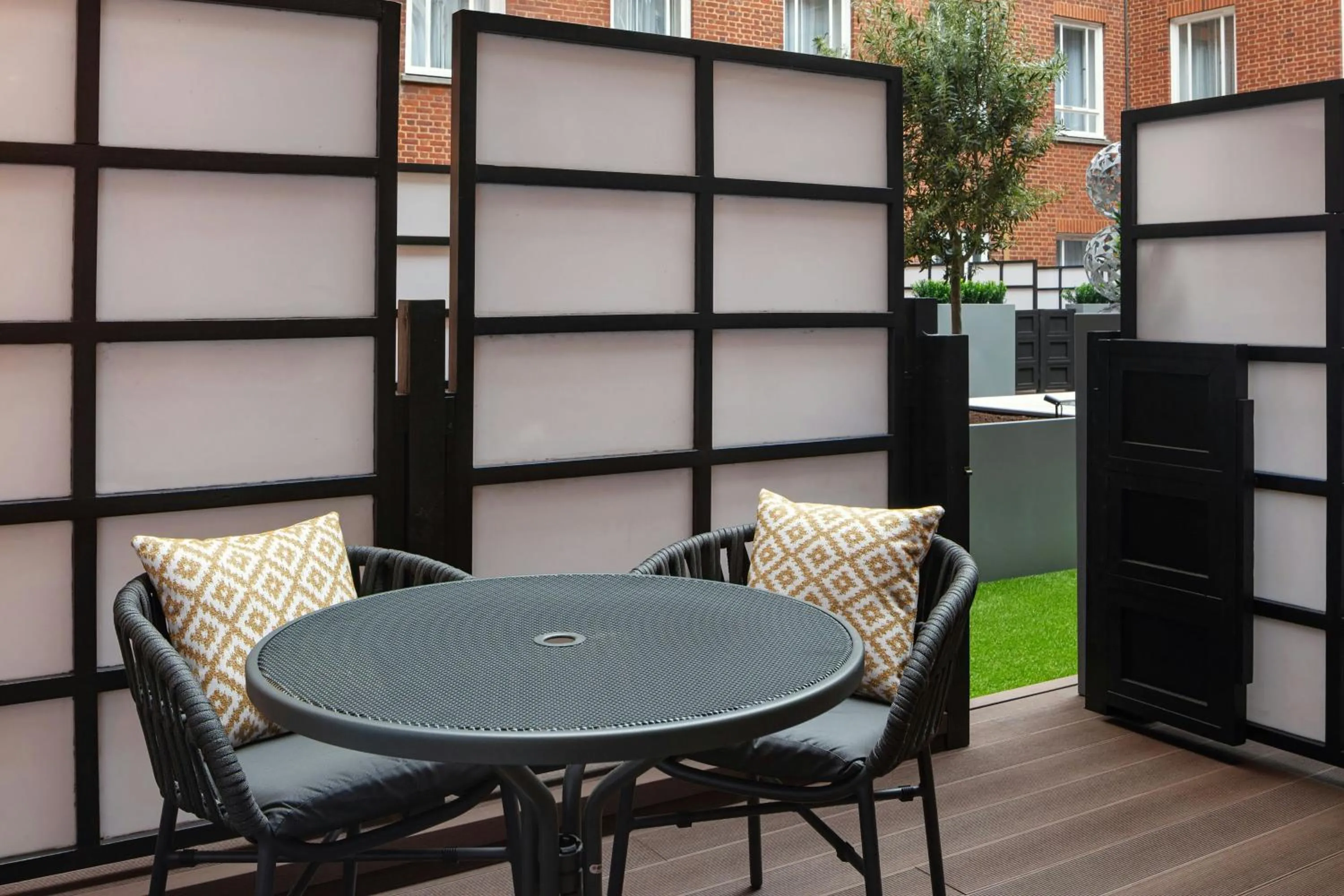 Photo of the whole room in London Marriott Hotel Grosvenor Square