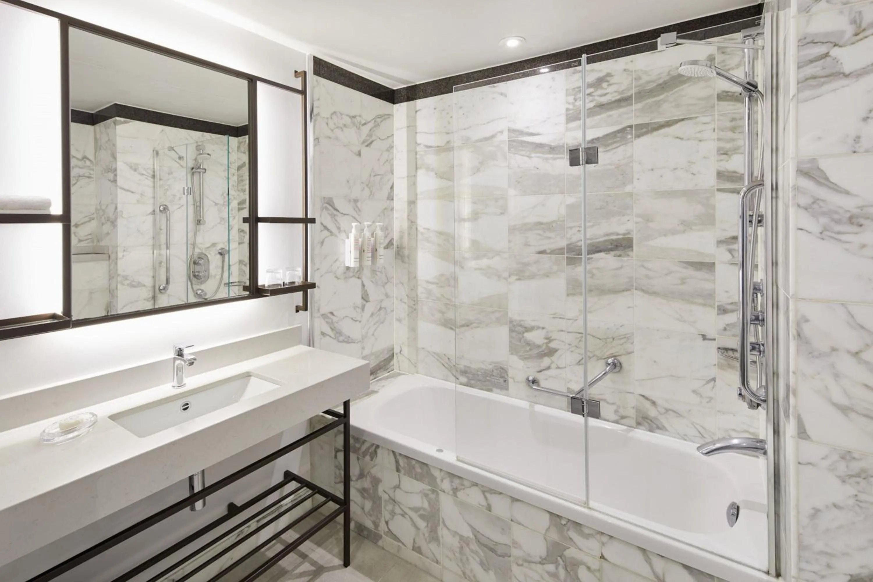 Bathroom in London Marriott Hotel Grosvenor Square