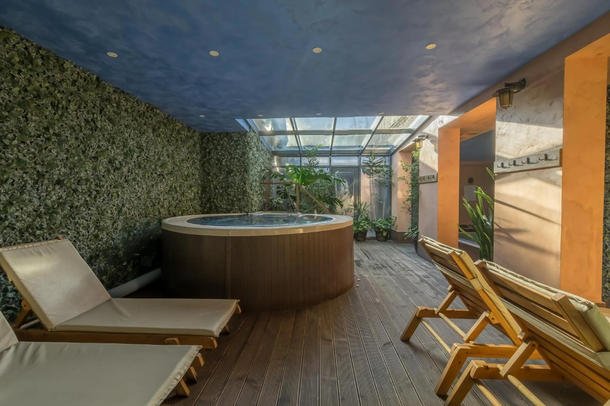 Hot Tub in Cornelia Deluxe Residence