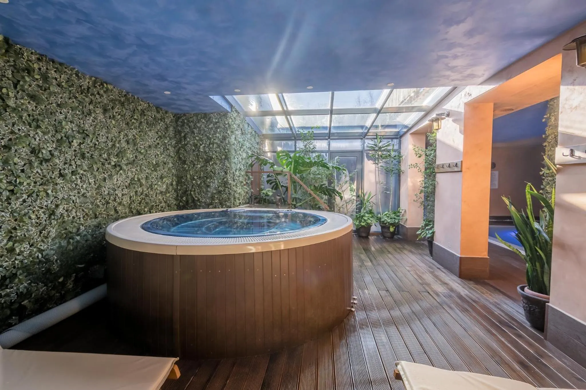 Hot Tub in Cornelia Deluxe Residence