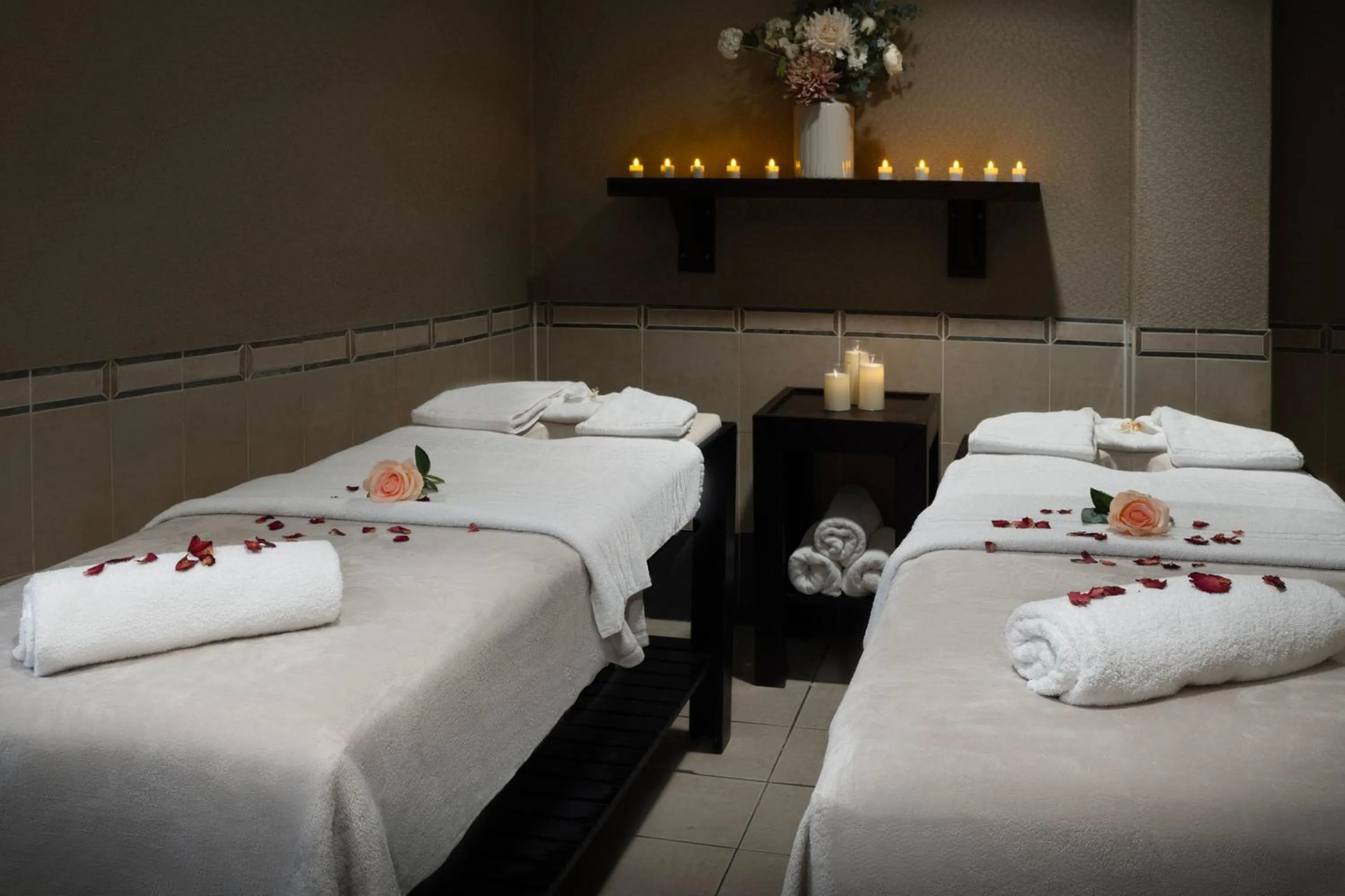 Spa and wellness centre/facilities, Bed in Delta Hotels by Marriott Manchester Airport