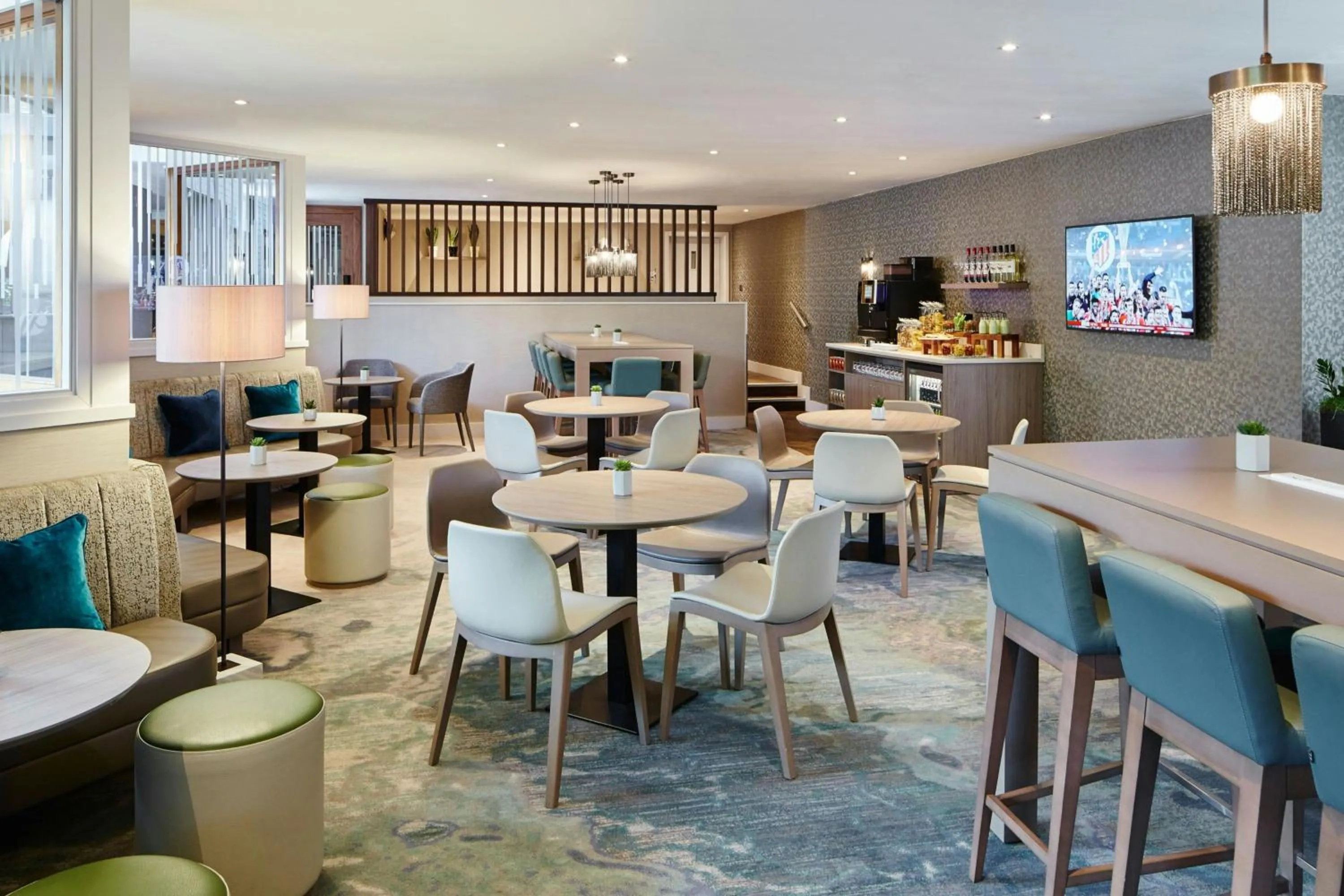 Lounge or bar in Delta Hotels by Marriott Manchester Airport