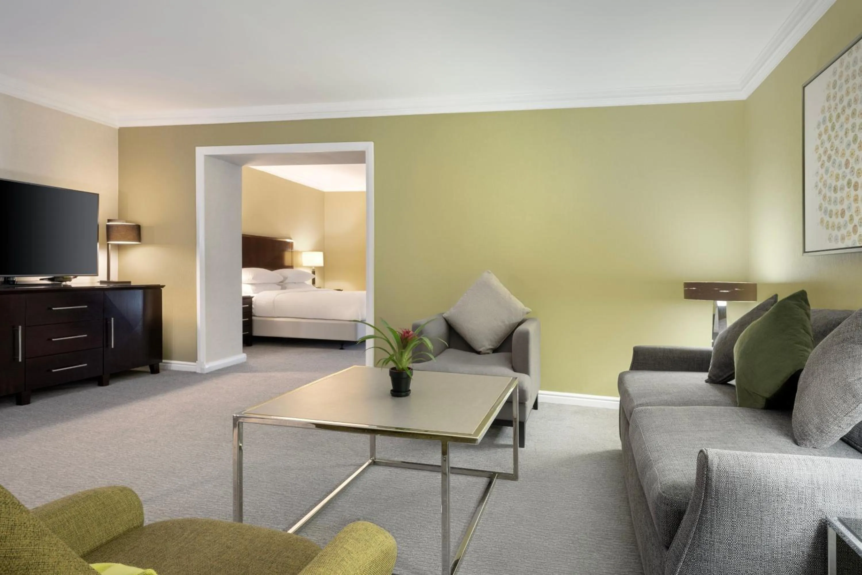 Living room, Bed in Delta Hotels by Marriott Manchester Airport
