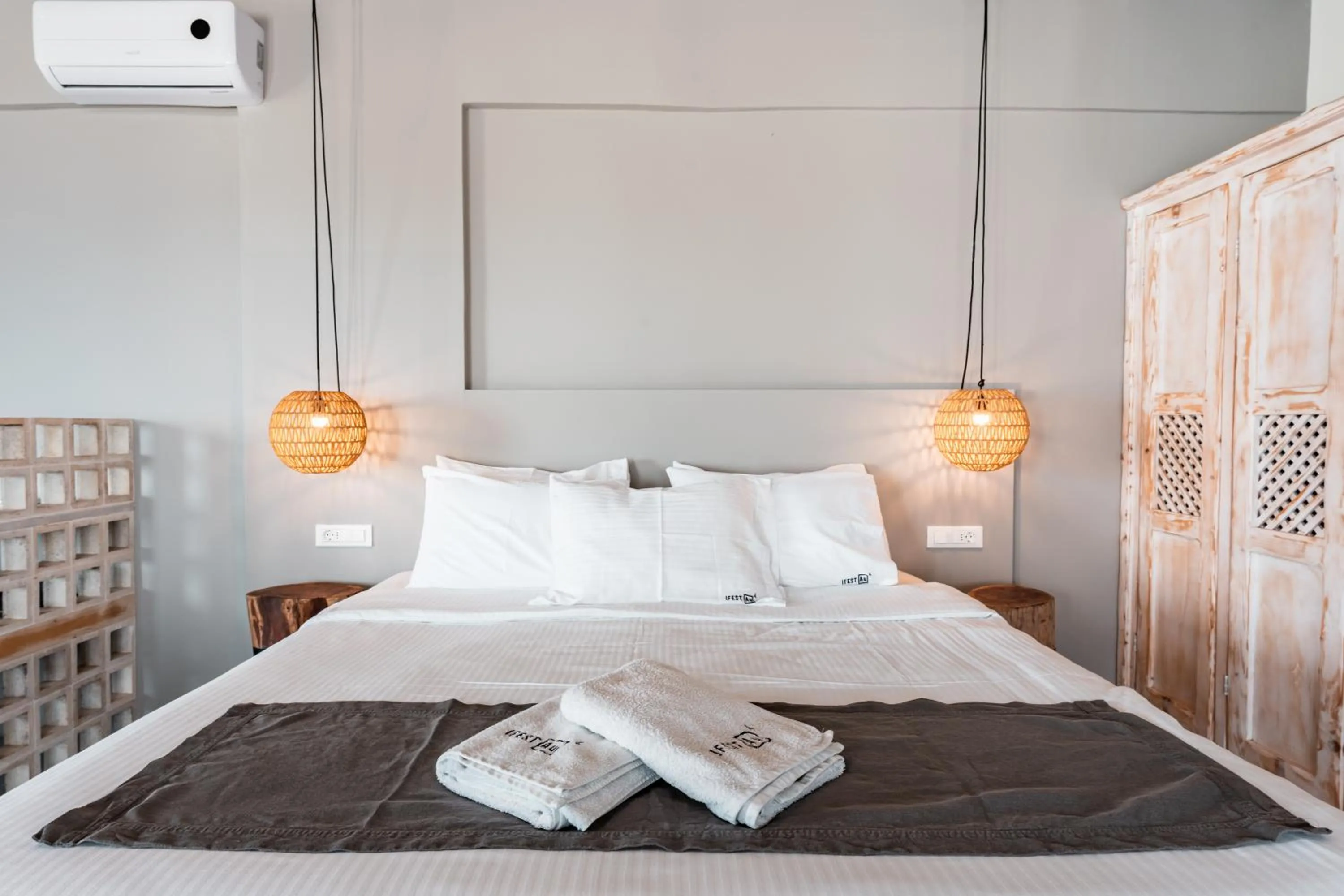 Bed in IfestAu.4 Suites