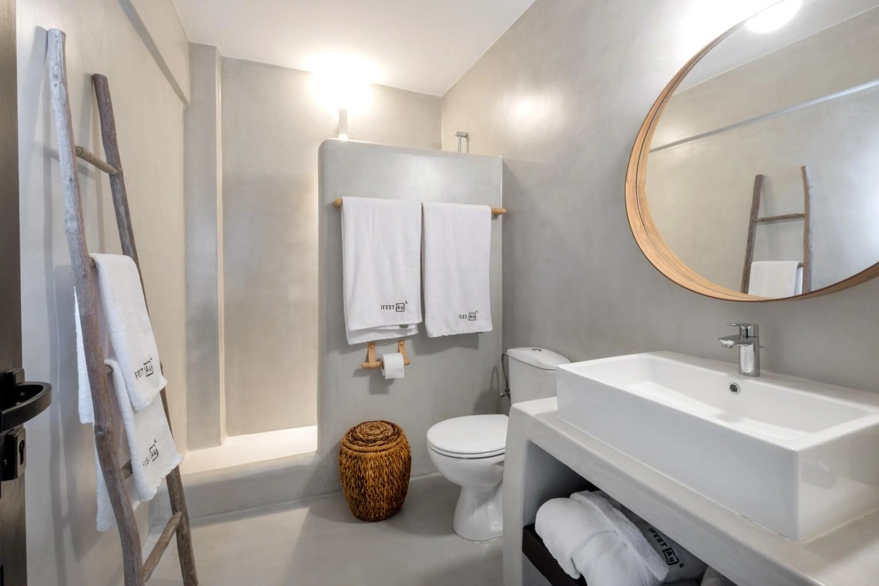 Bathroom in IfestAu.4 Suites