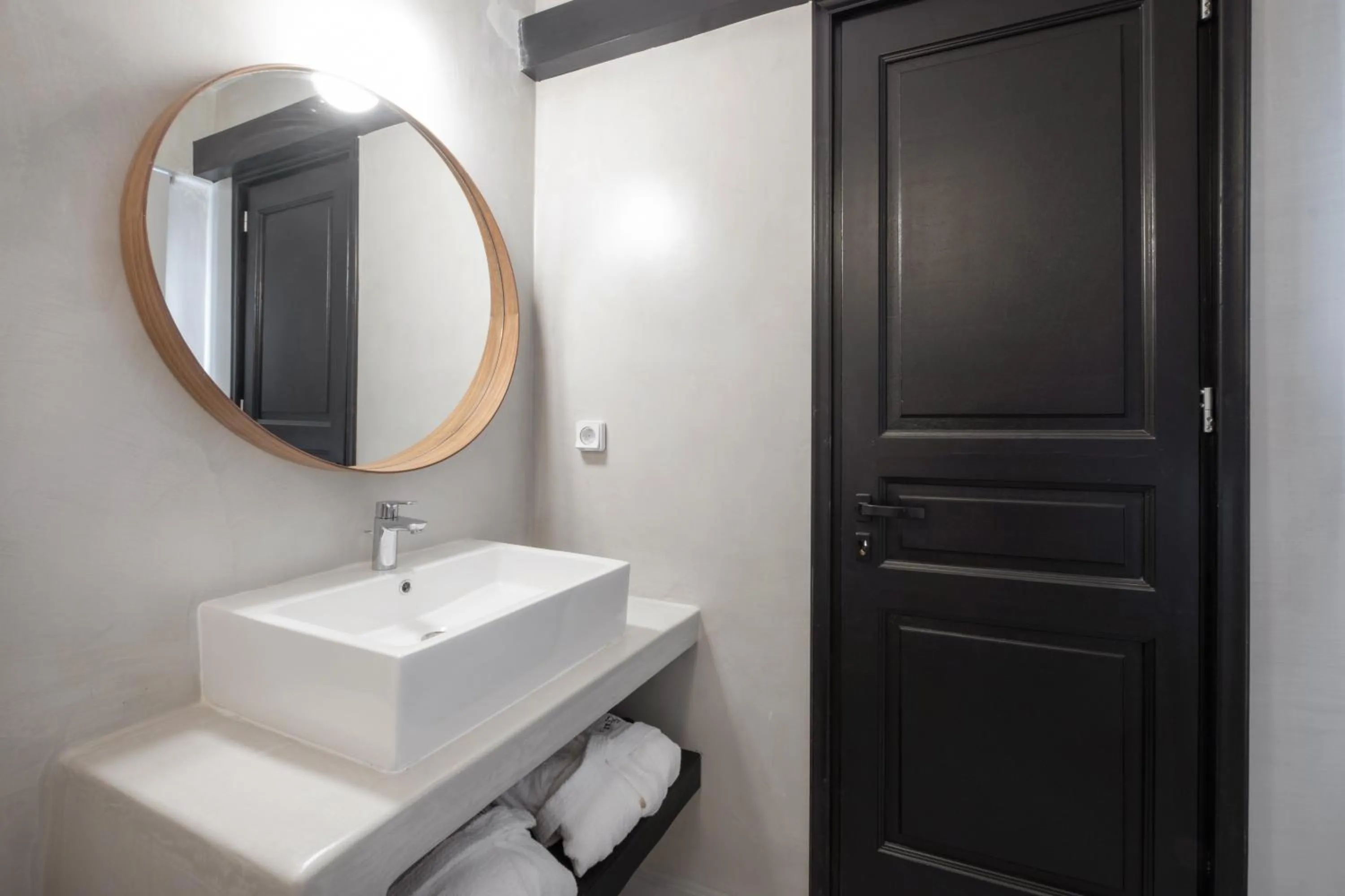 Bathroom in IfestAu.4 Suites