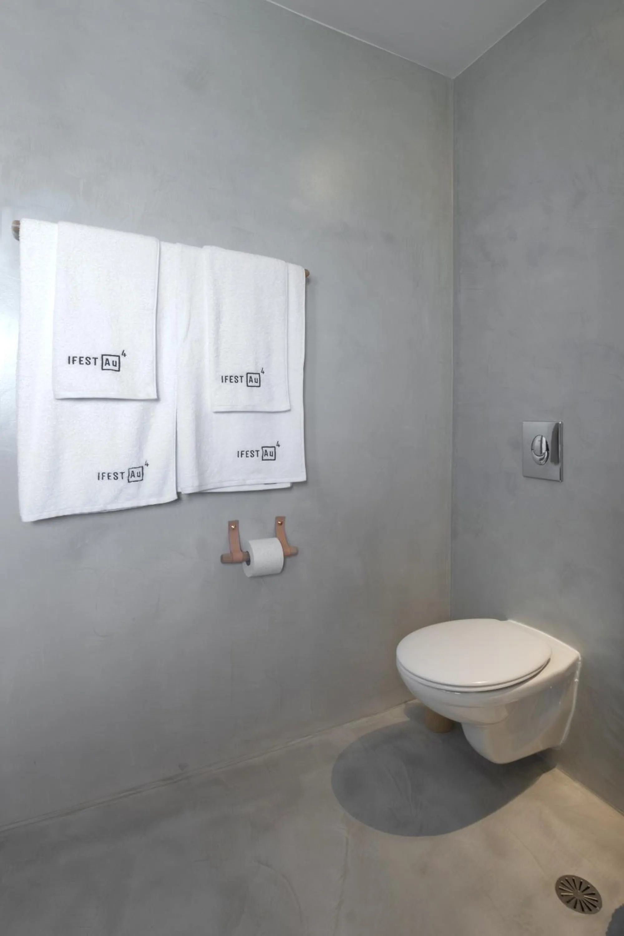 Toilet in IfestAu.4 Suites