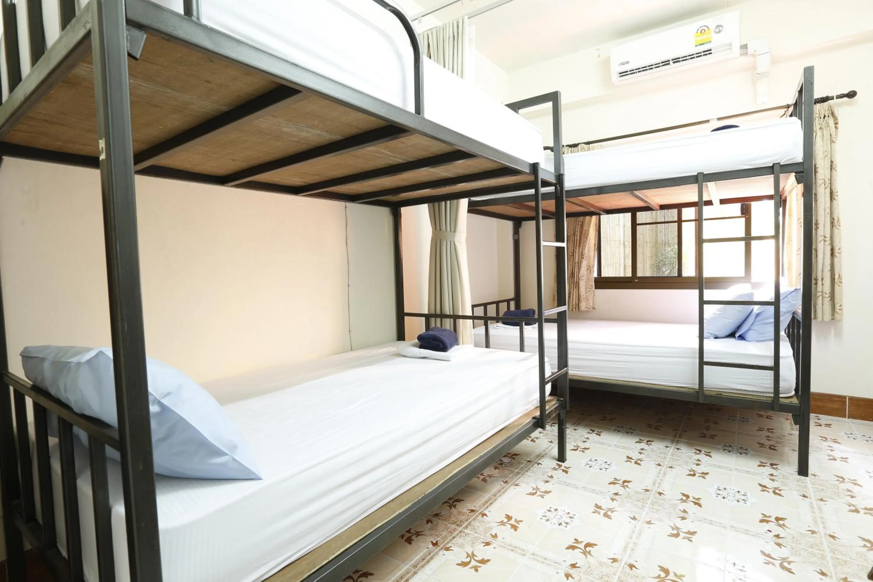 bunk bed, Bed in Baan Kamala Backpacker