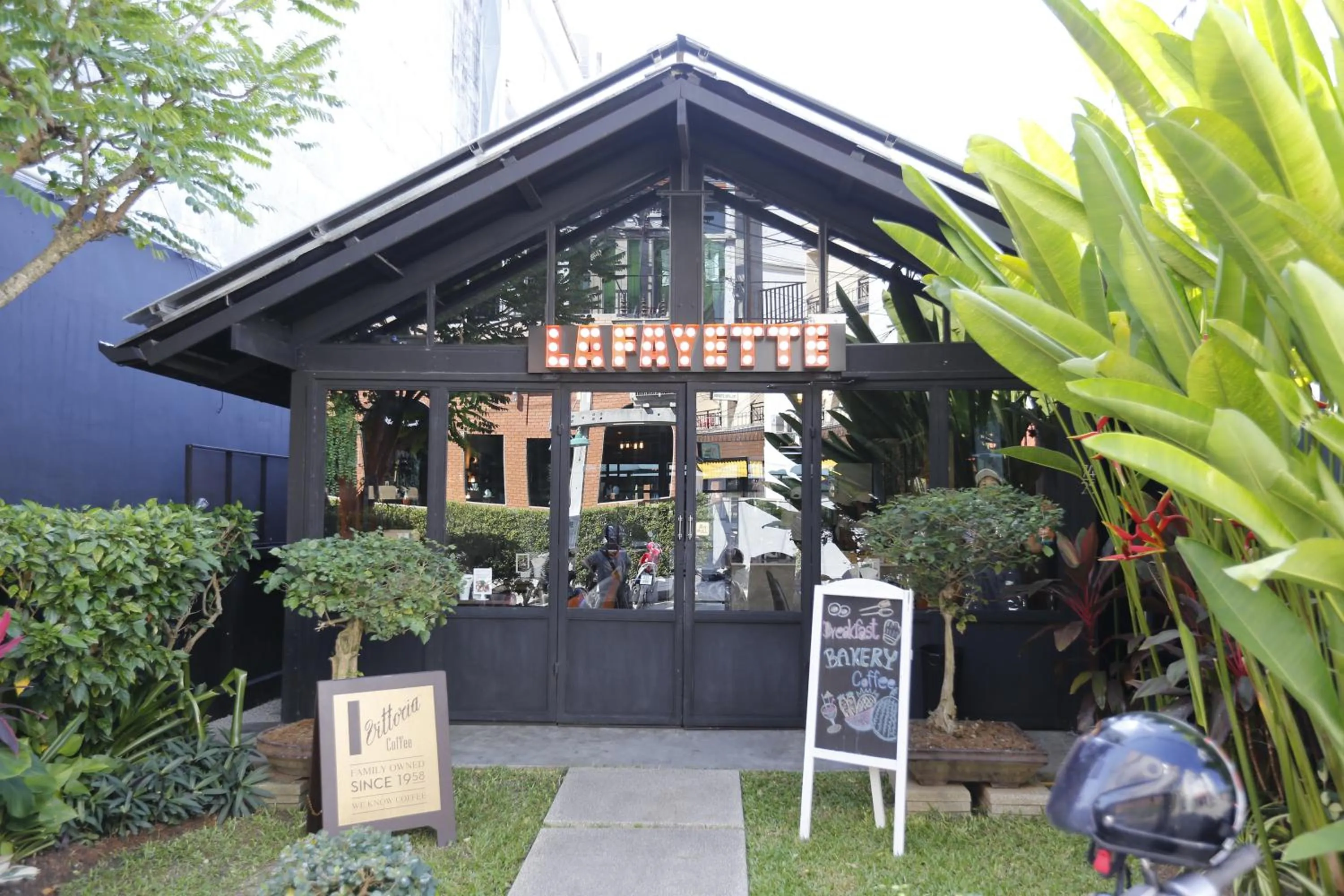 Communal lounge/ TV room in Baan Kamala Backpacker