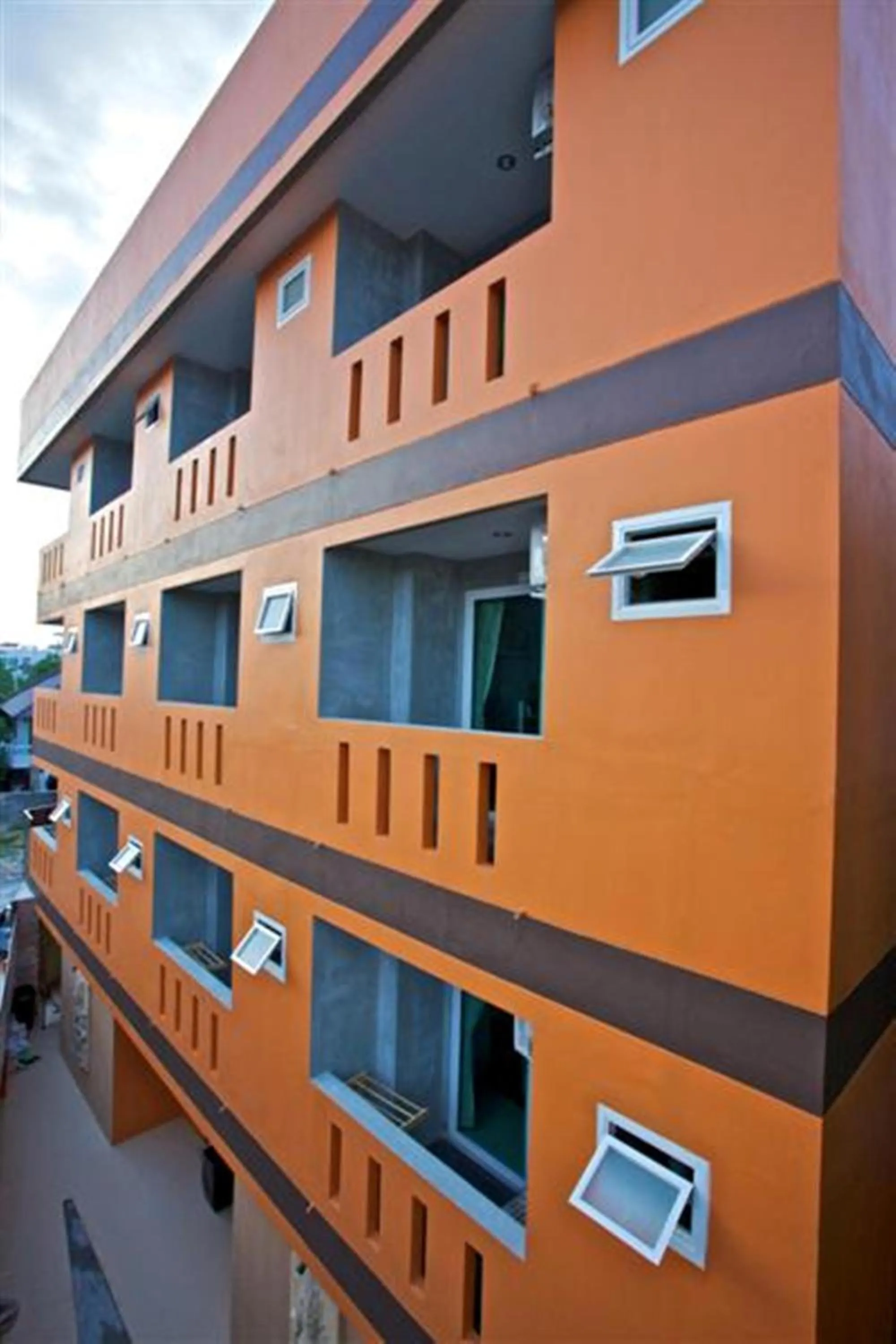 Facade/entrance in Baan Kamala Backpacker