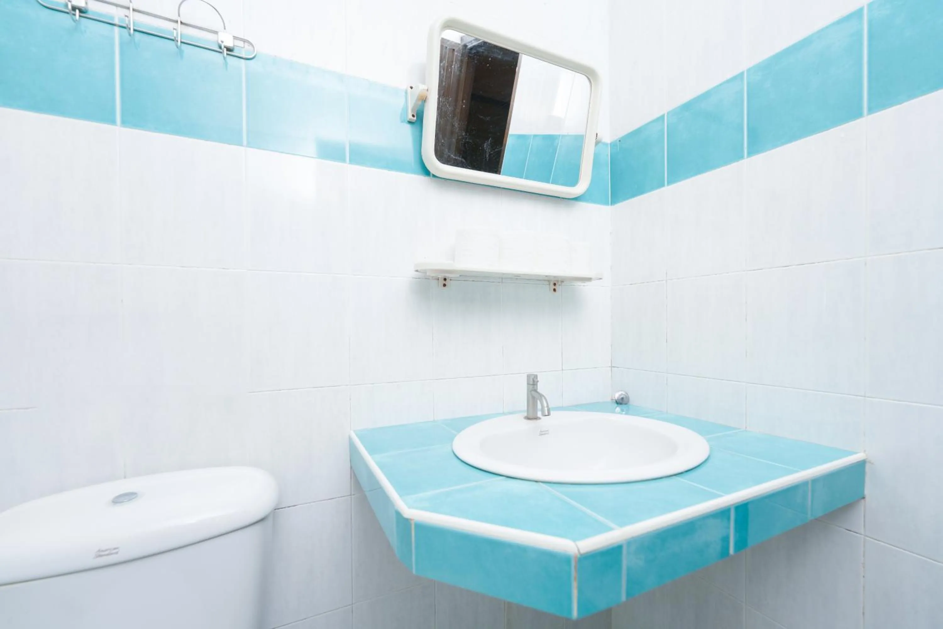 Toilet in Baan Kamala Backpacker