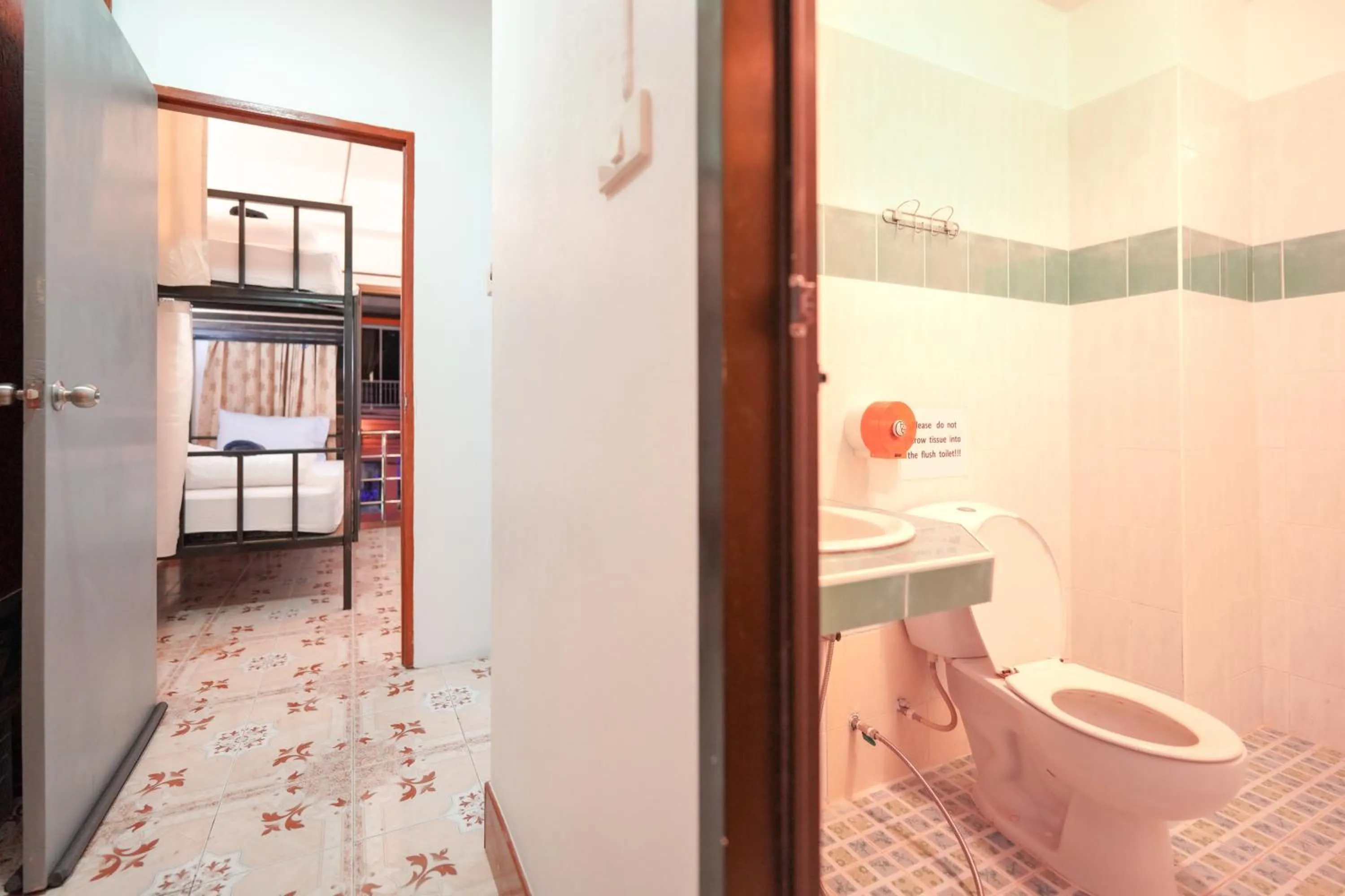 Shower, Bed in Baan Kamala Backpacker